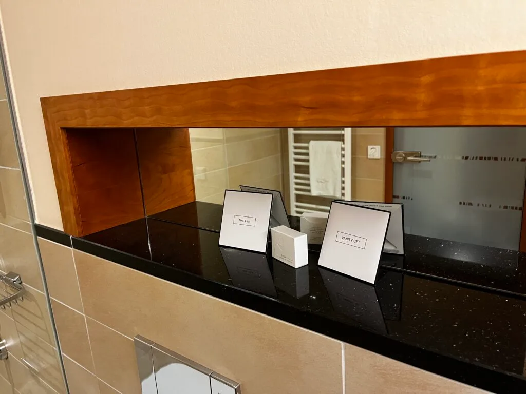 Hotelzimmerspiegel mit Kosmetikset und Etiketten