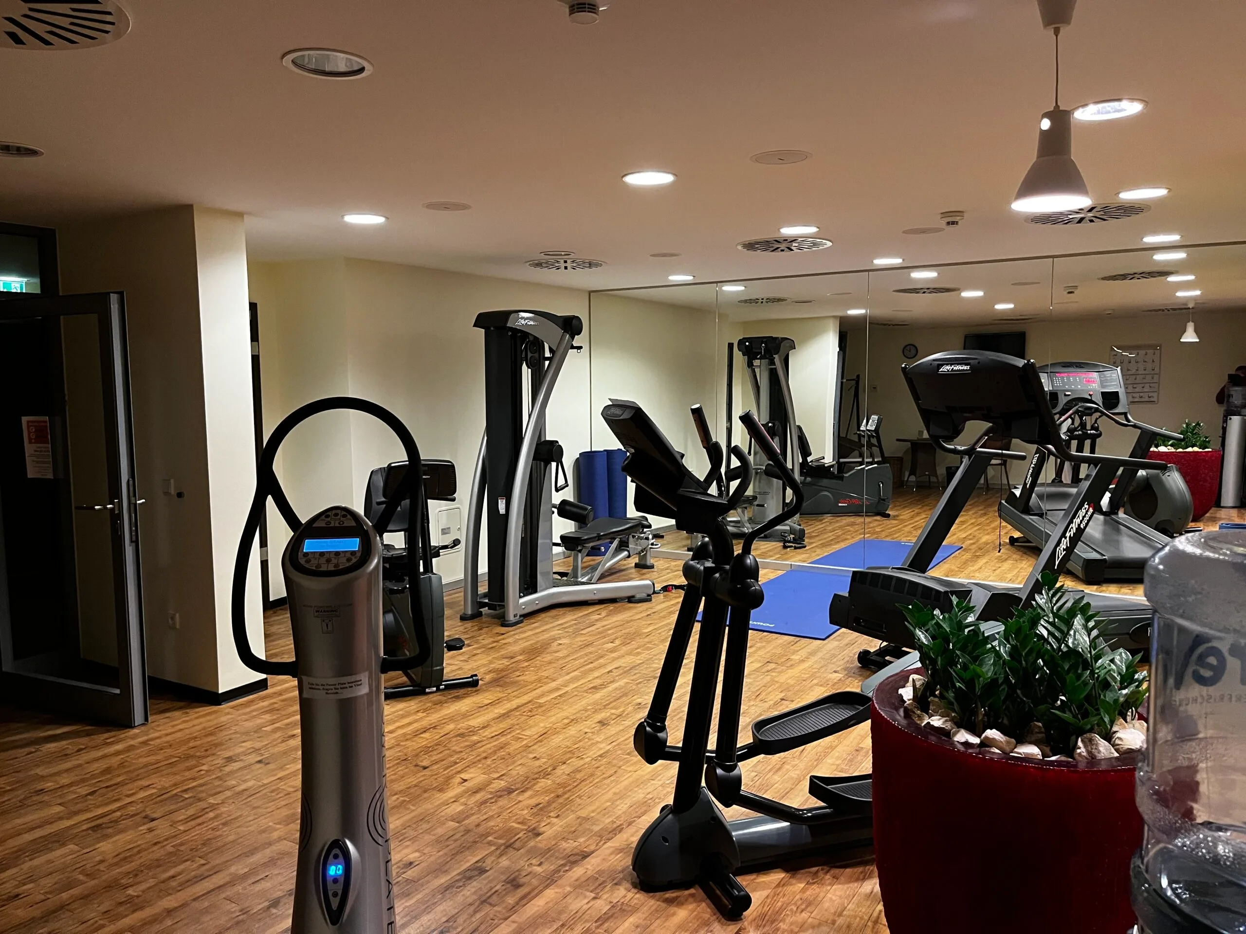 Fitnessraum mit Laufbändern, Elliptikern und Spiegeln