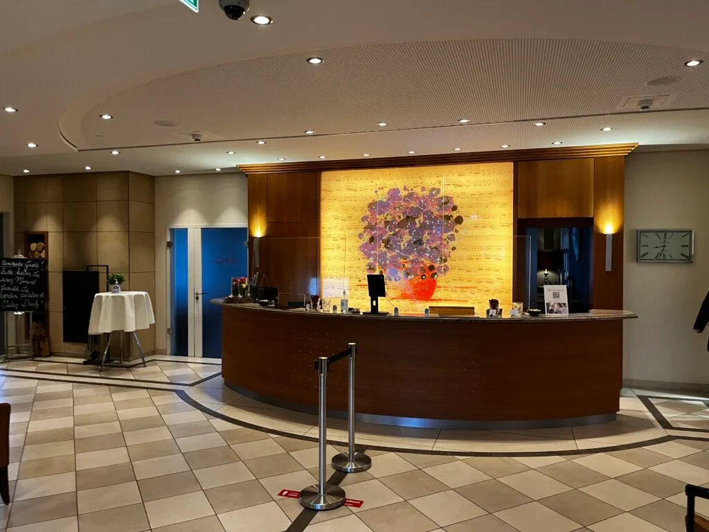 Hampton by Hilton-Hotelgebäude mit moderner Architektur und Glasfassade