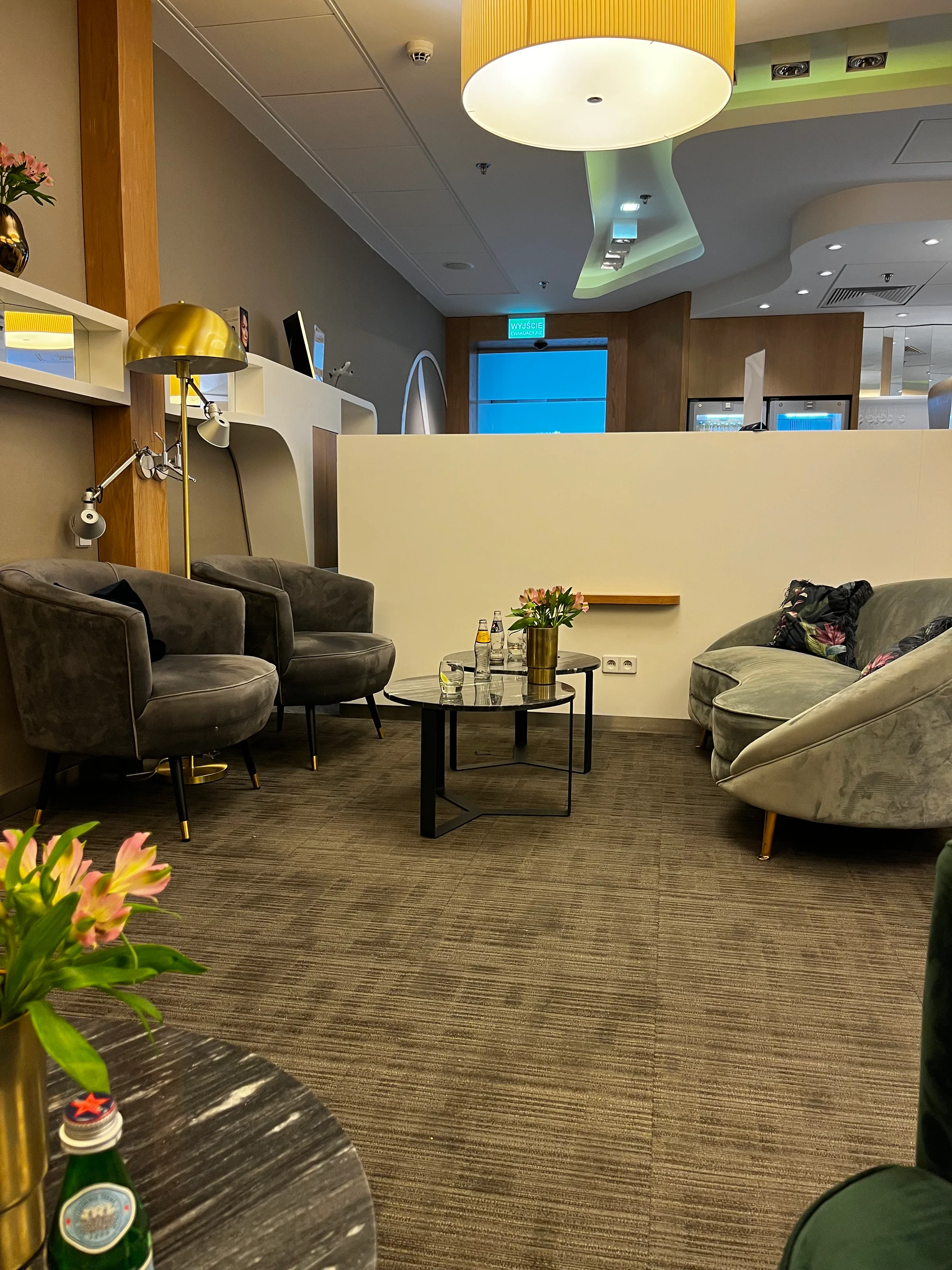 Lounge mit Sesseln und Couch in Grautönen