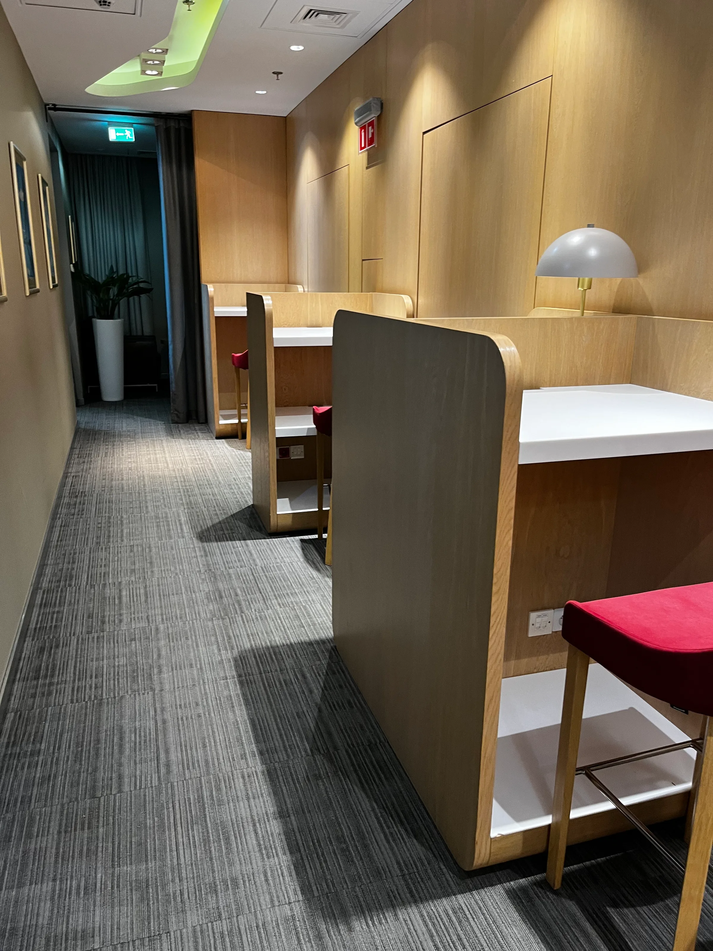 Business lounge mit Holzmöbeln und Arbeitsplätzen