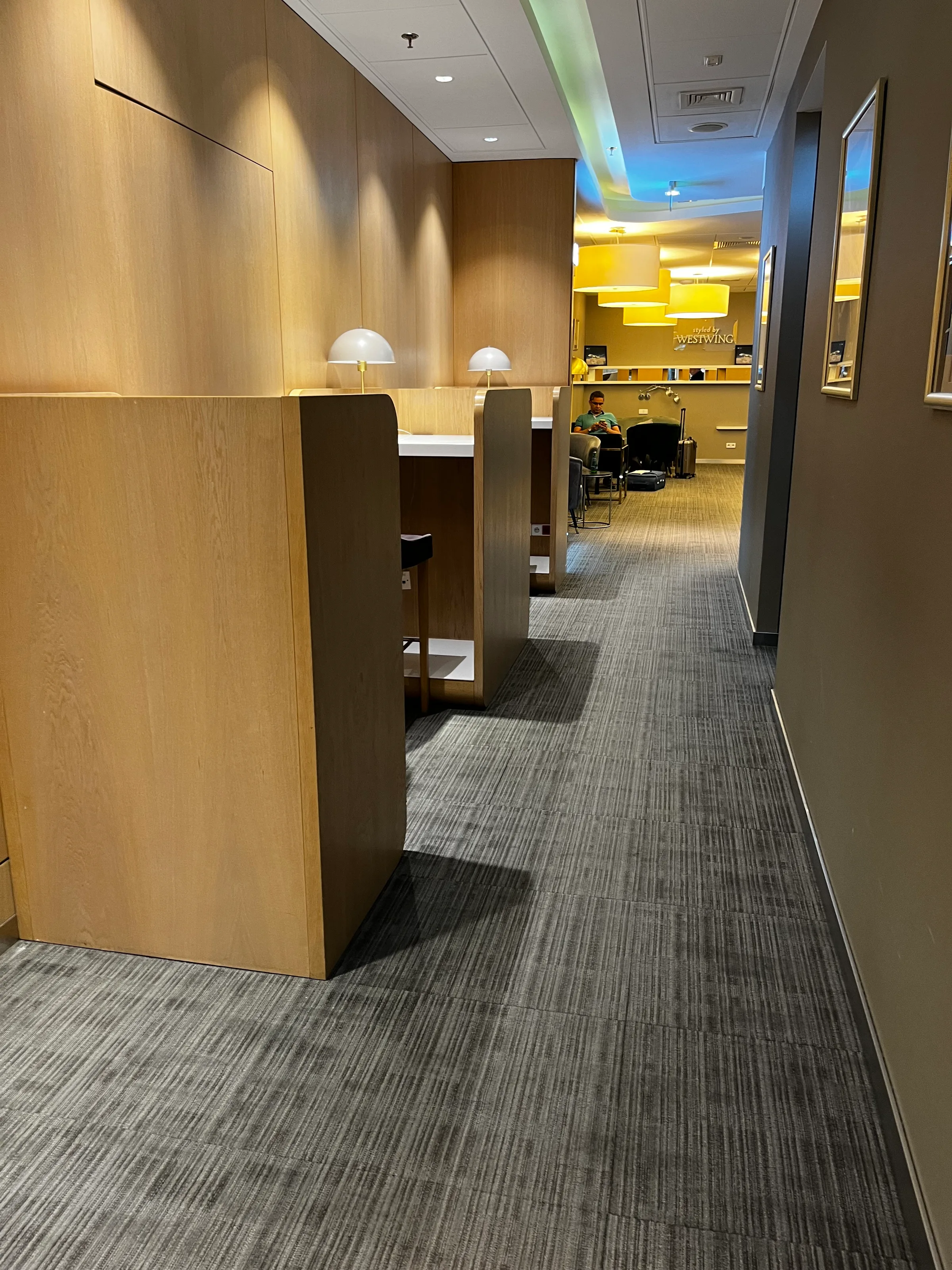 Lounge mit Holzpaneelen und Sitzplätzen