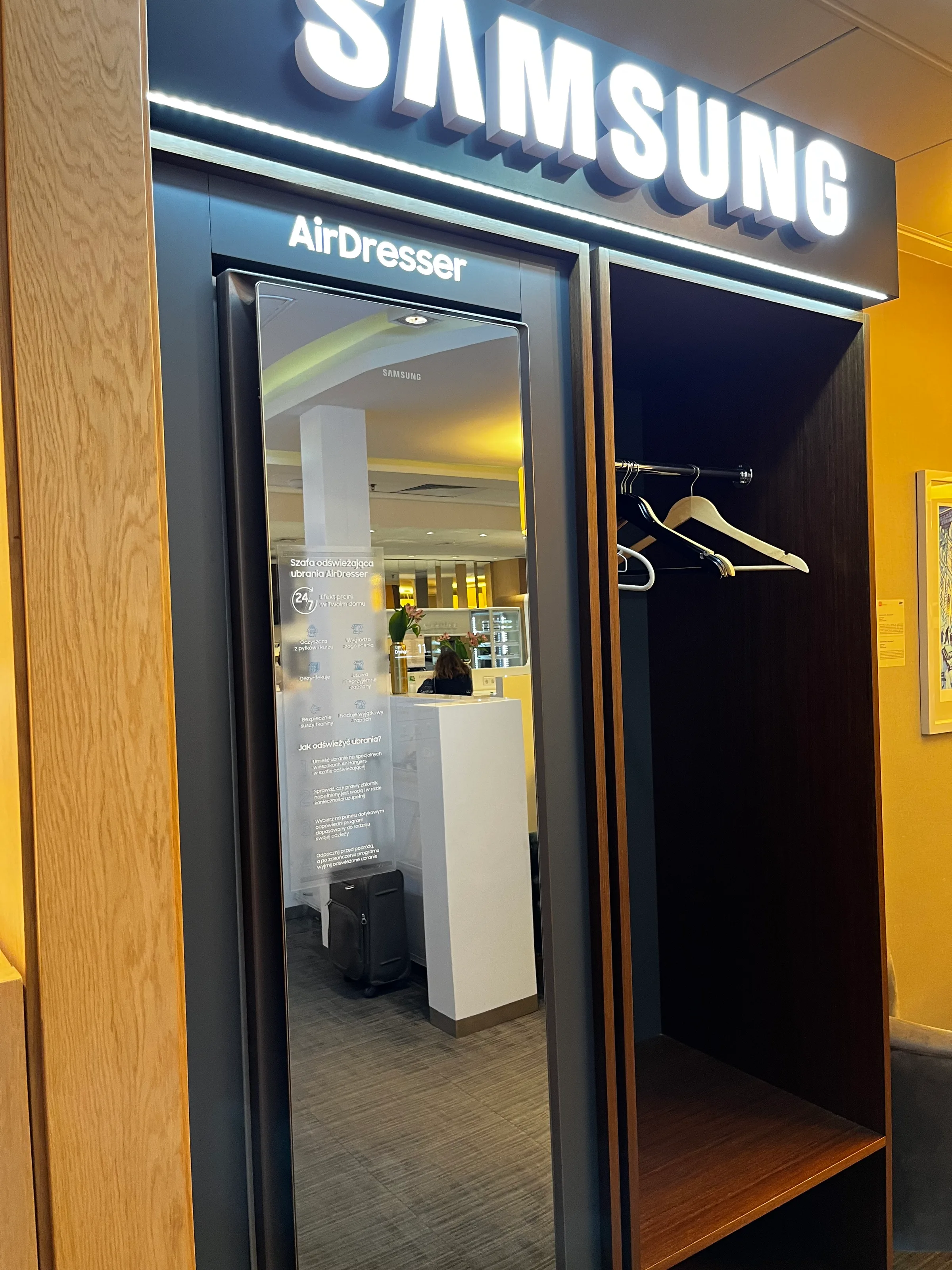 Samsung AirDresser im LOT Business und HON Lounge