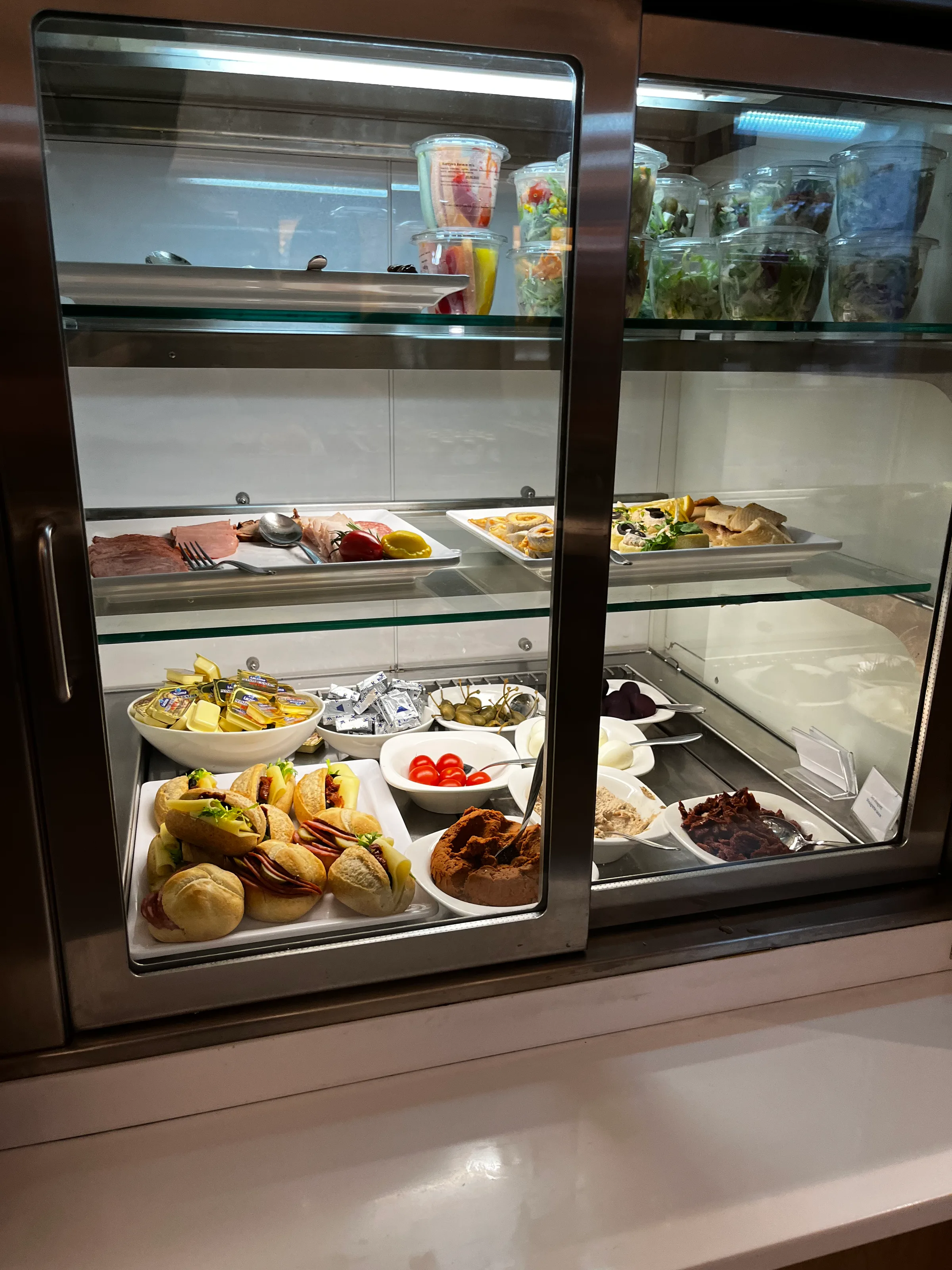 Gedeckter Buffet-Tisch mit Sandwiches, Salaten und Beilagen