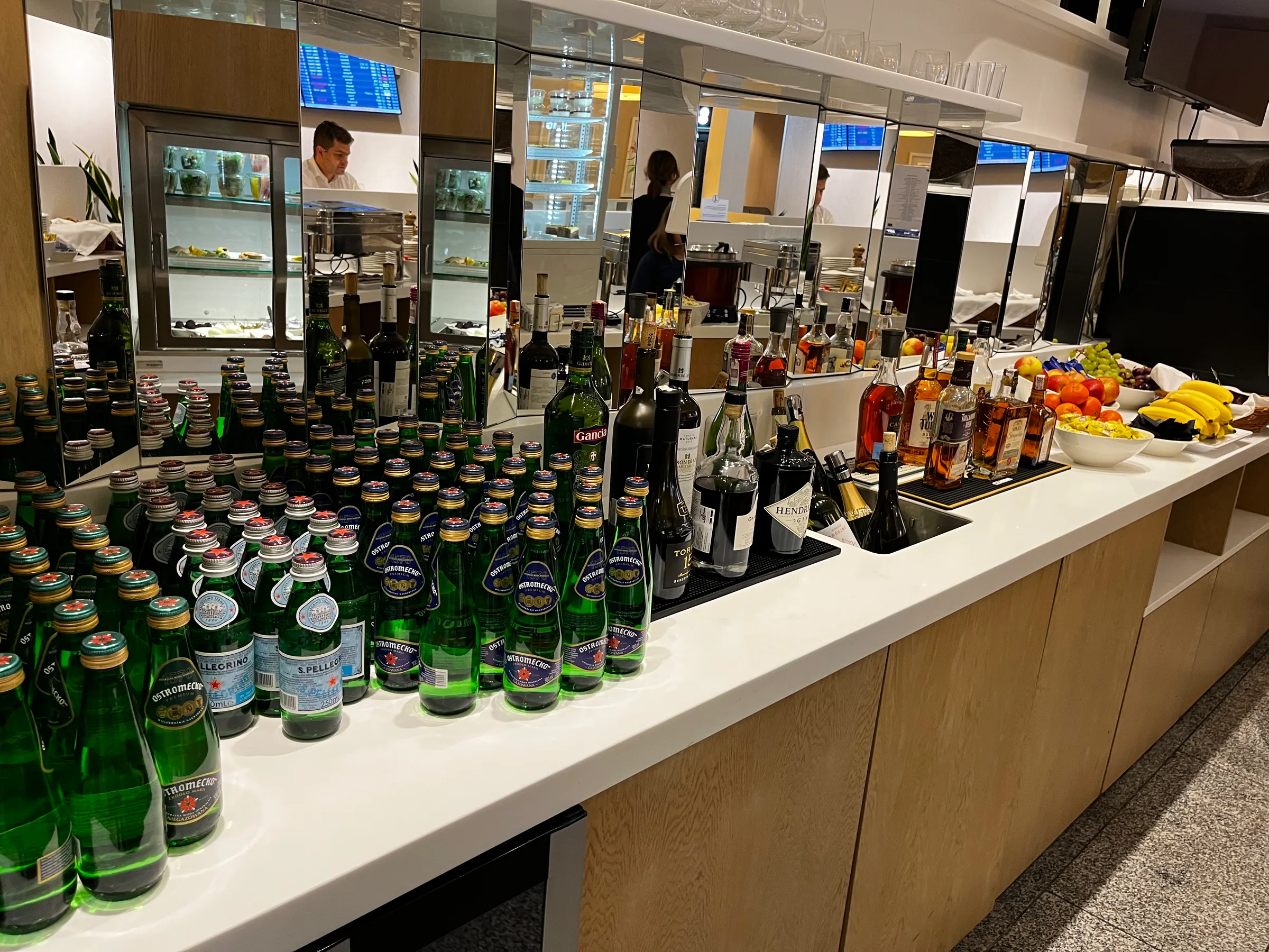 Lounge mit Flaschen und Obstschalen