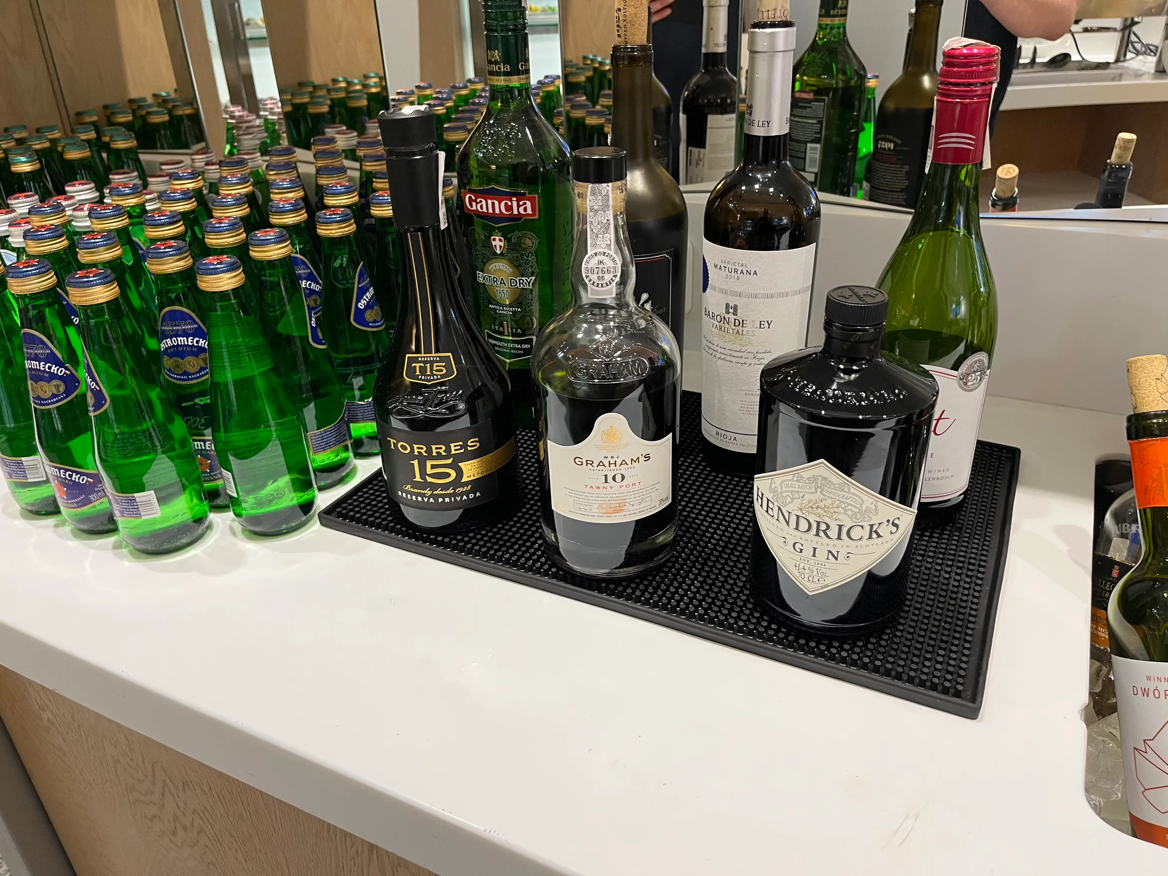 Lounge mit Flaschen von Torres, Gancia und Hendrick's Gin