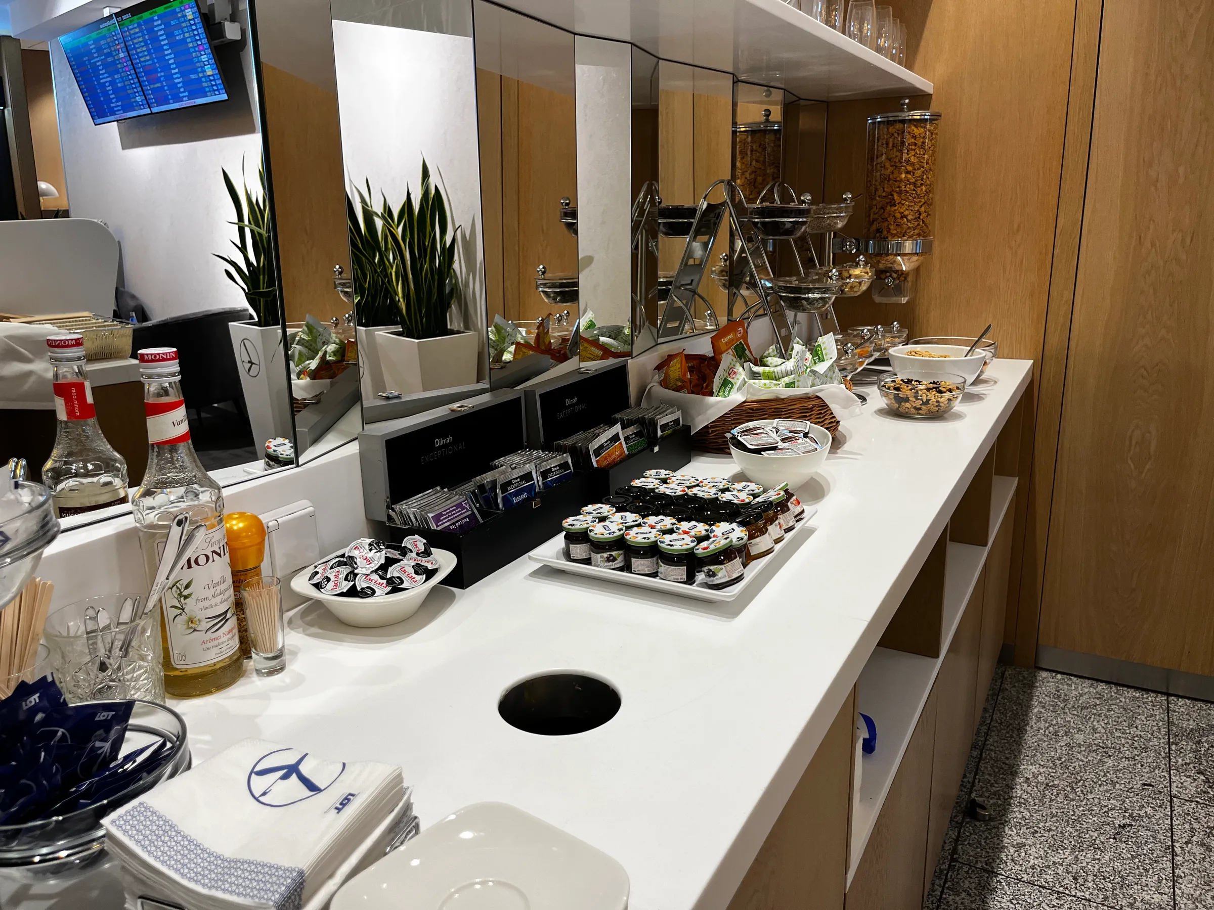Business Class Lounge mit Sushi und Frühstücksoptionen