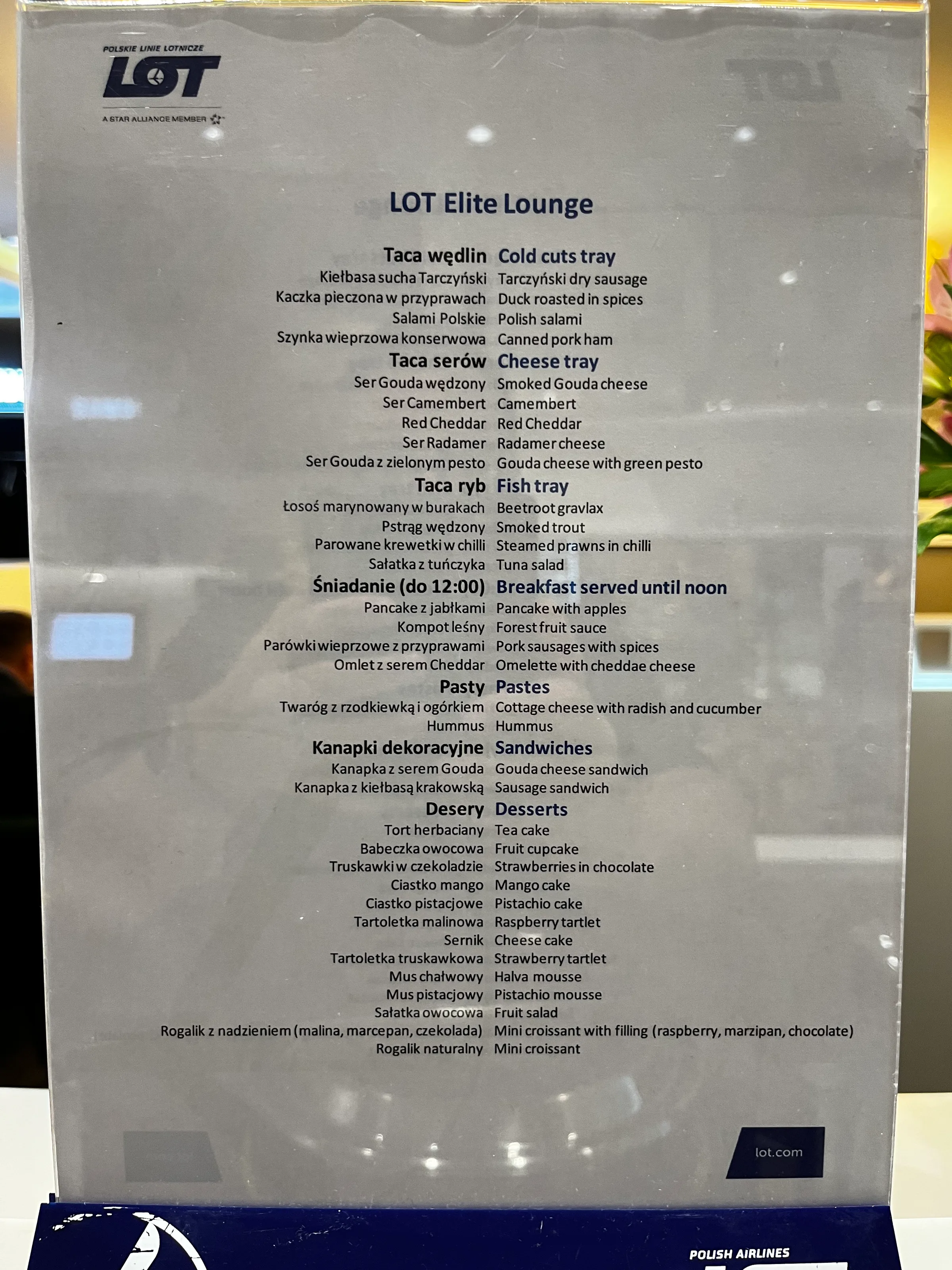 Speisekarte für den LOT Elite Lounge mit verschiedenen Snacks und Desserts