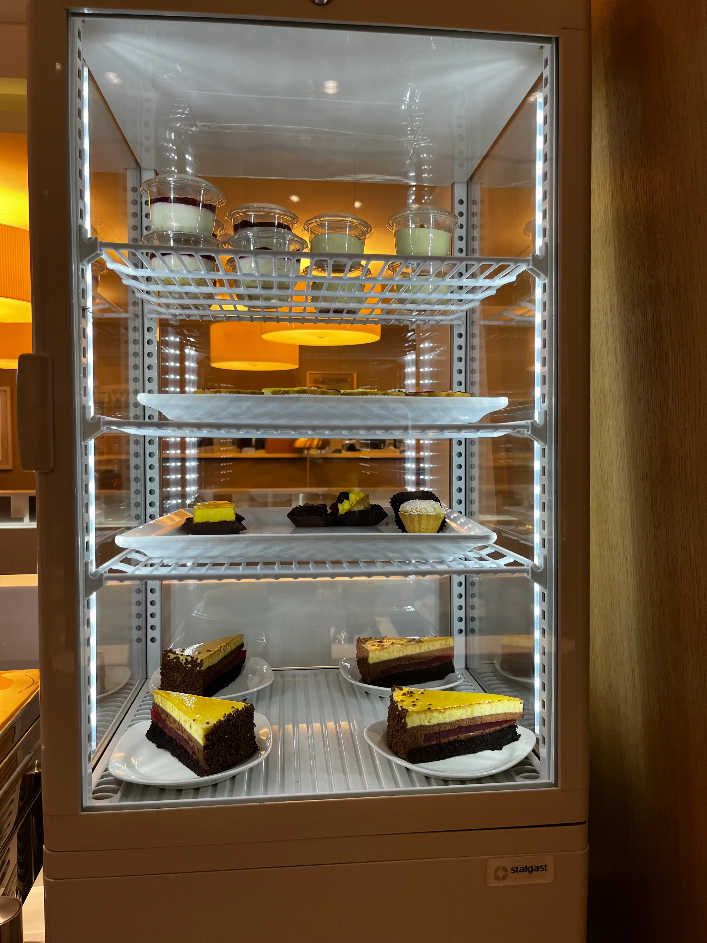 Kühlschrank mit verschiedenen Kuchen und Desserts