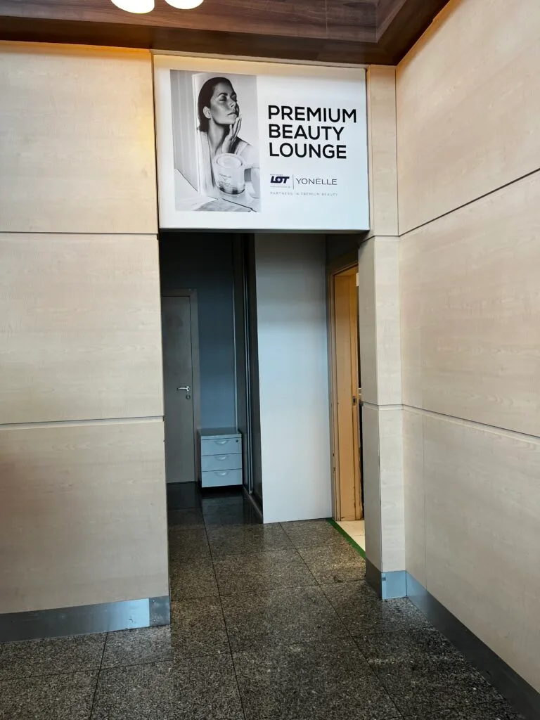 Premium Beauty Lounge Schild mit Frauengesicht und Text