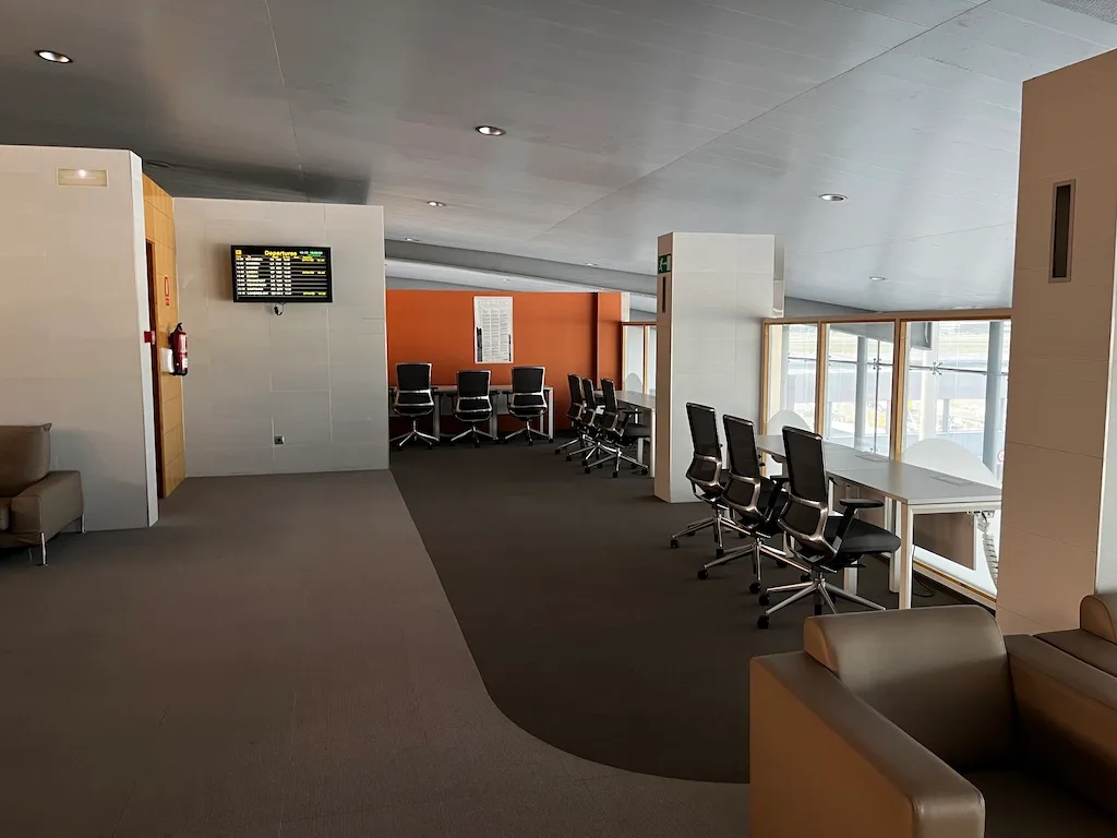 VIP-Lounge mit Sitzplätzen und Flugplan-Bildschirm