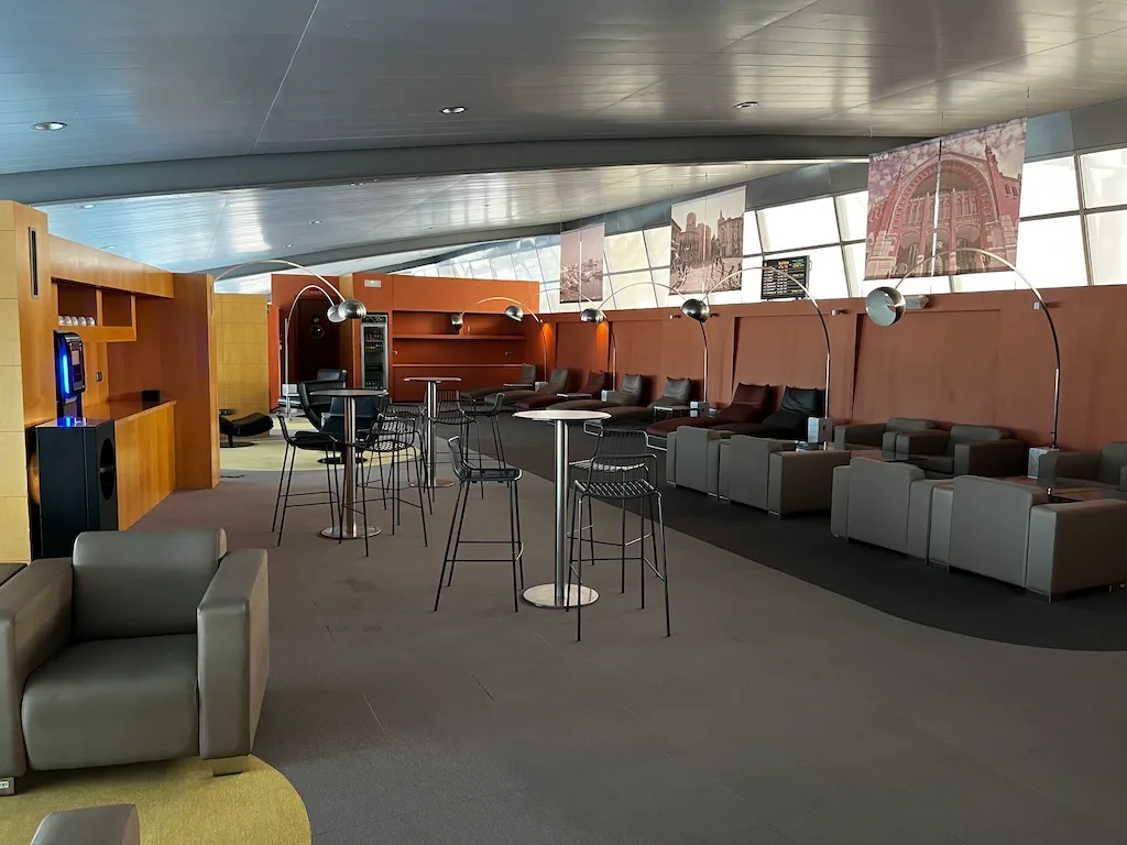 VIP-Lounge mit Sitzmöbeln und Barhockern
