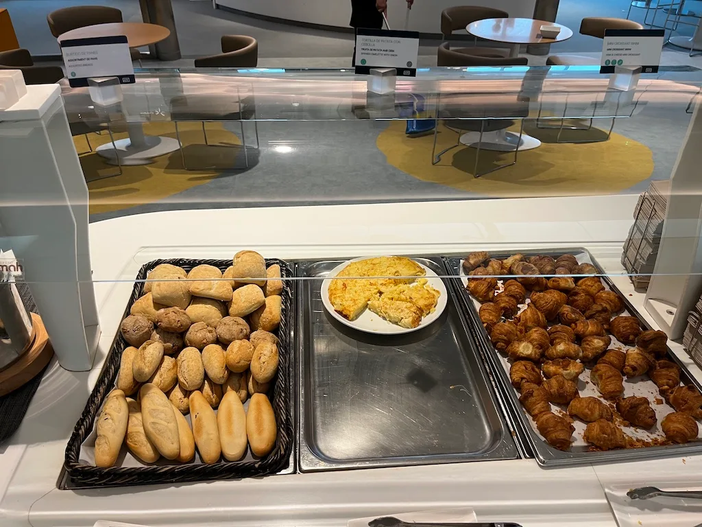 Frühstückstablett mit Brot, Croissants und Kuchen