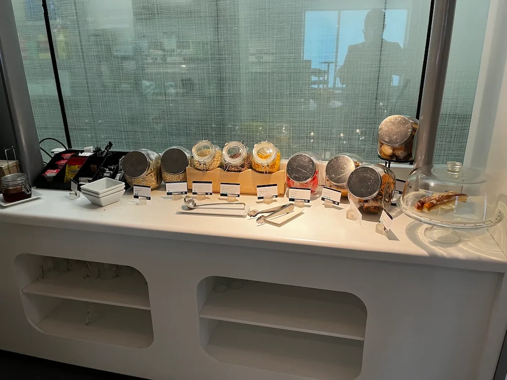 Loungebuffet mit verschiedenen Snacks und Getränken