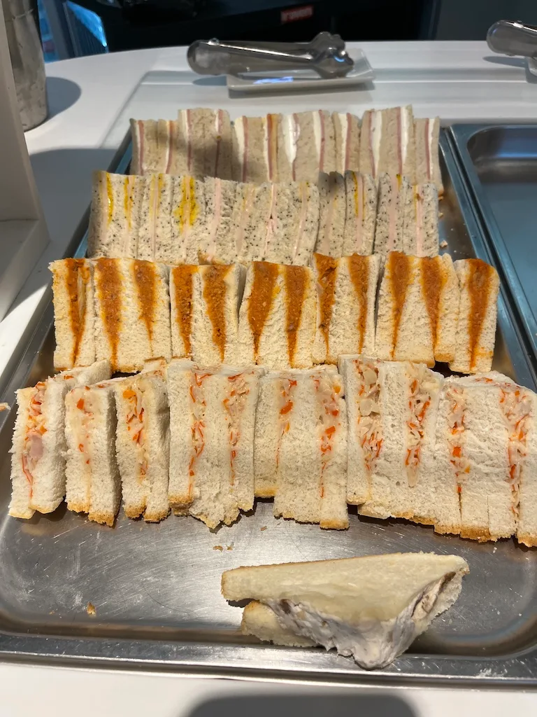 Sandwiches auf Metalltablett in verschiedenen Sorten