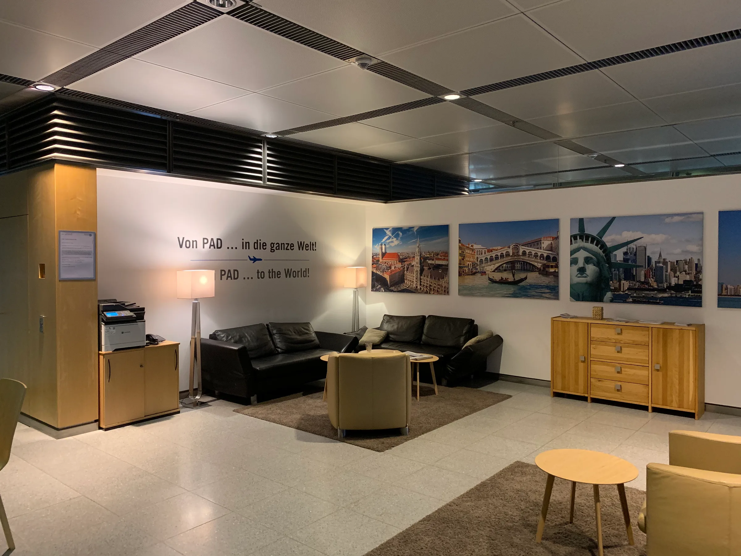 Lounge mit Sitzmöbeln und Wandbildern
