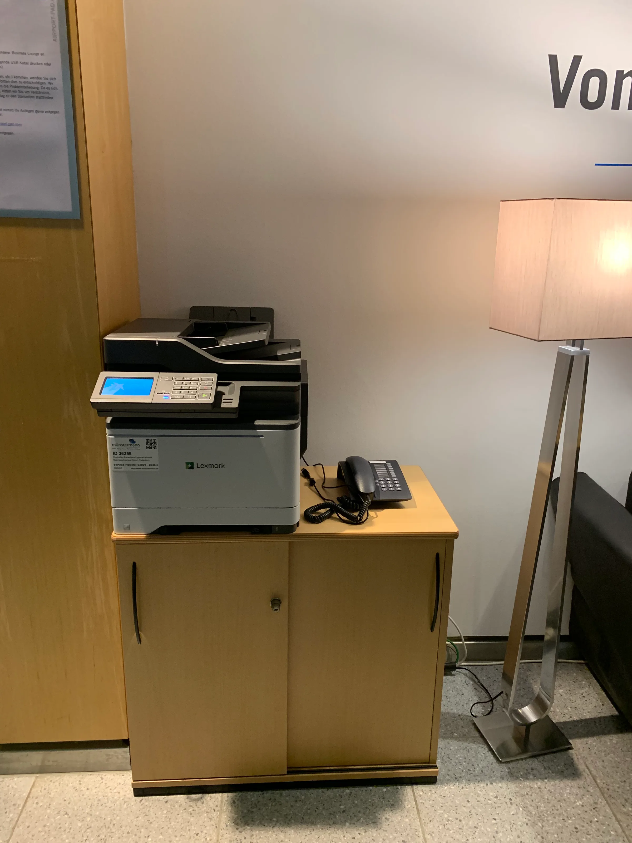 Drucker auf Schreibtisch im Flughafenlounge