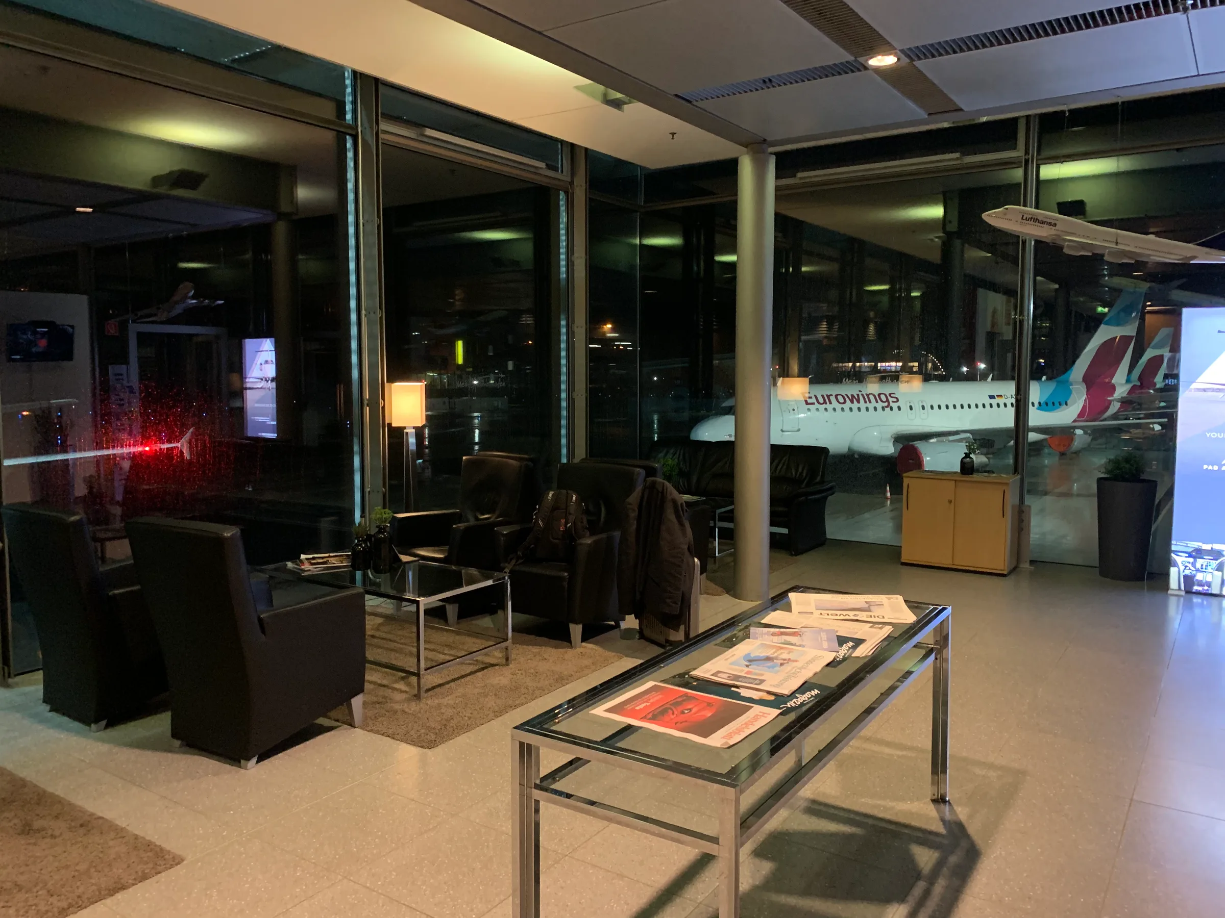 Lounge mit Sesseln und Tisch im Flughafen