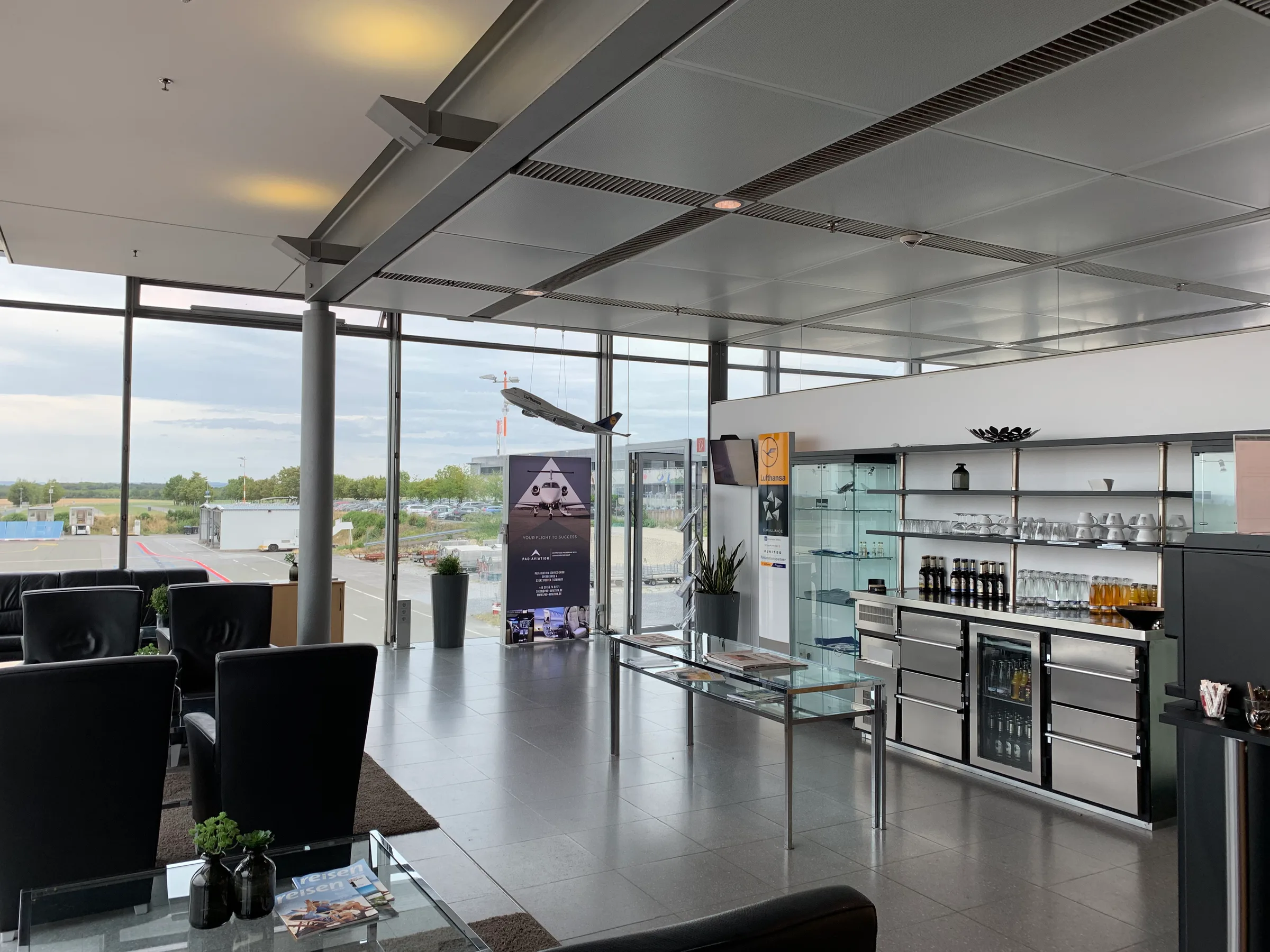 Lounge mit Sitzmöbeln und Getränkeautomat im Flughafen