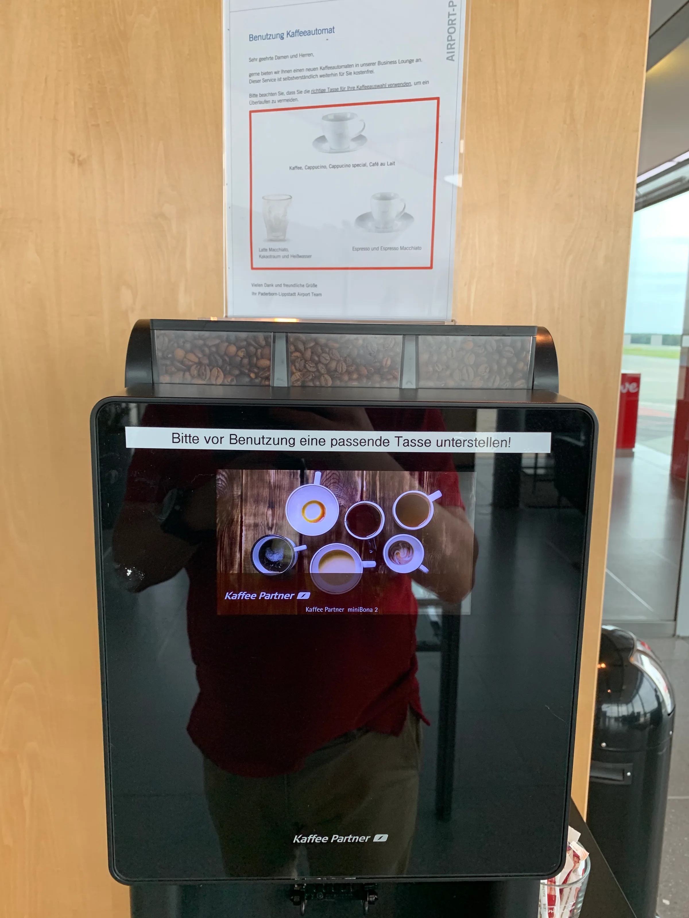 Kaffeeautomat mit Anleitung und Kaffeetassenbildschirm