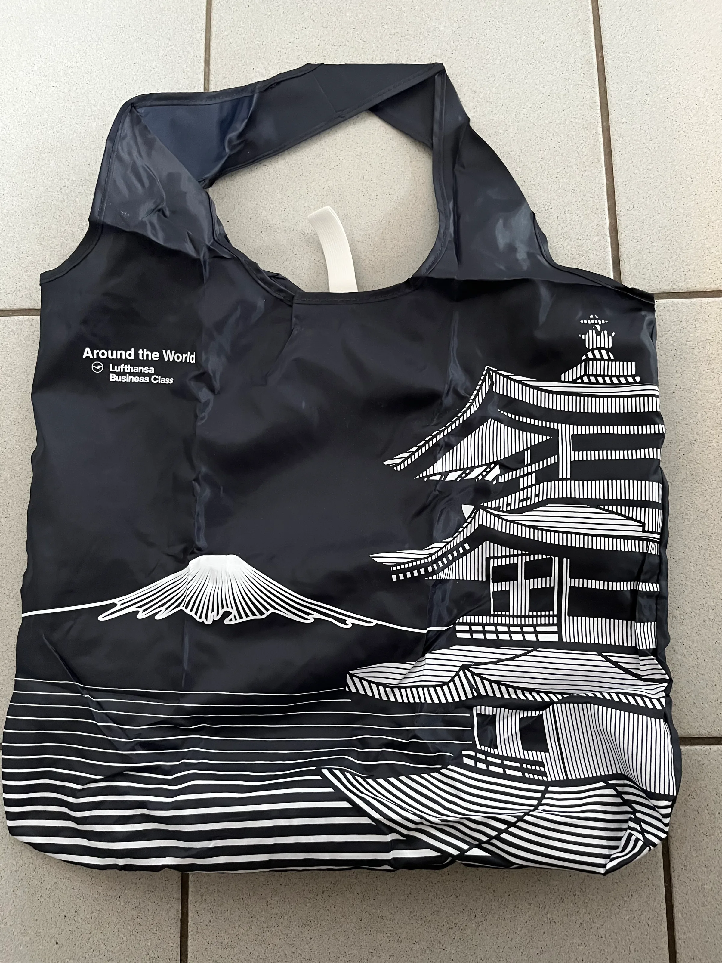 Schwarze Tasche mit japanischen Motiven und Text "Around the World Lufthansa Business Class"