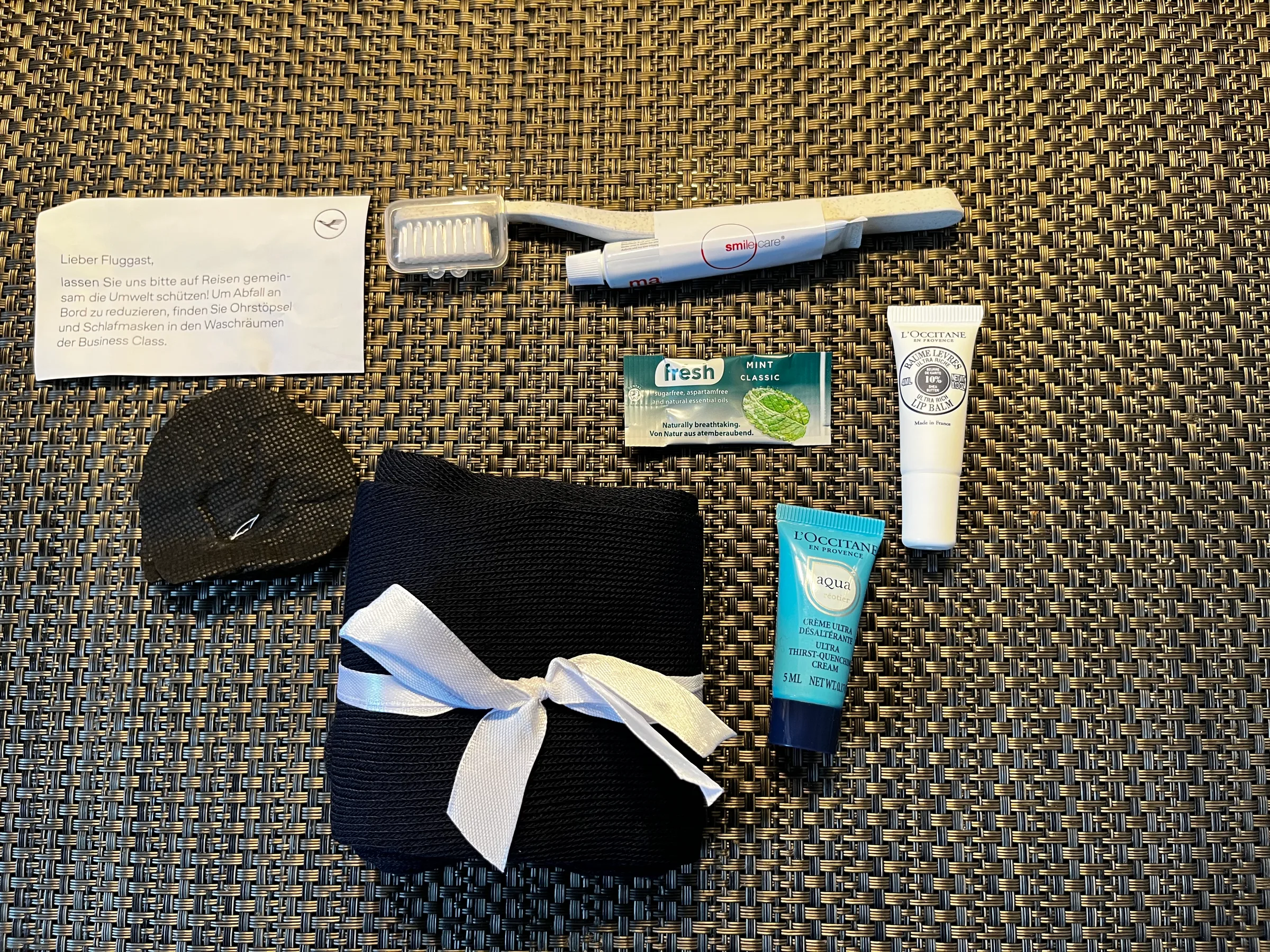 Lufthansa Business Class Gepäckstück mit Zahnbürste, Zahnpasta und Kosmetikprodukten