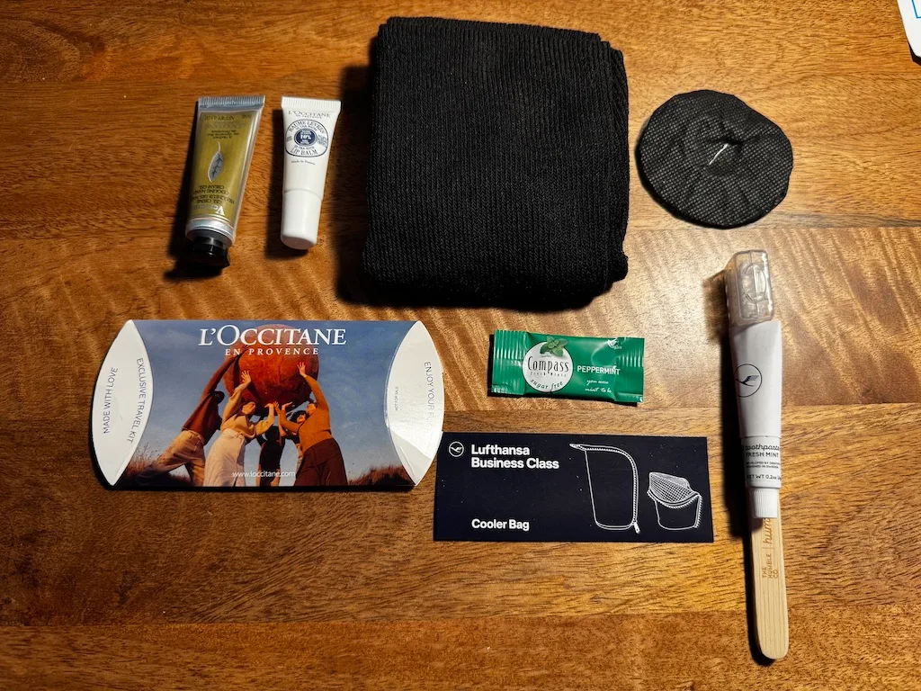 Lufthansa Business Class Cooler Bag mit Kosmetikartikeln und Accessoires