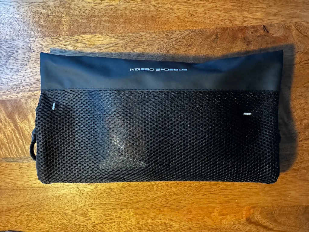 Porsche Design Schuhbeutel auf Holztisch