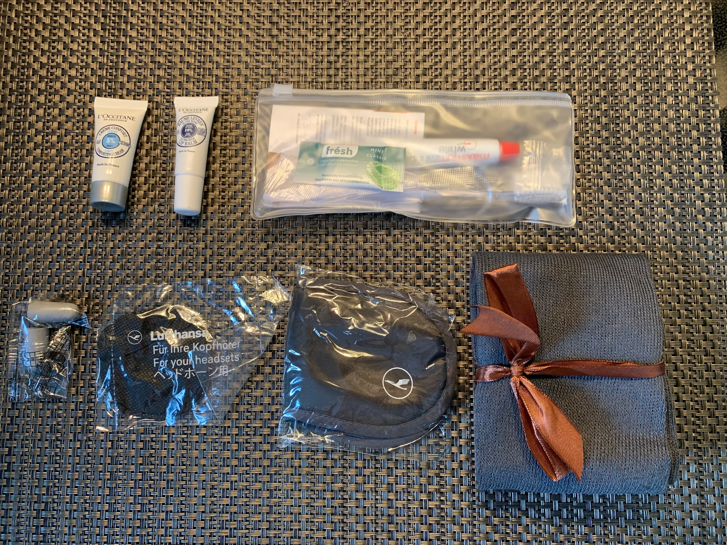 Lufthansa Business Class Amenity Kit mit Kosmetikprodukten und Accessoires