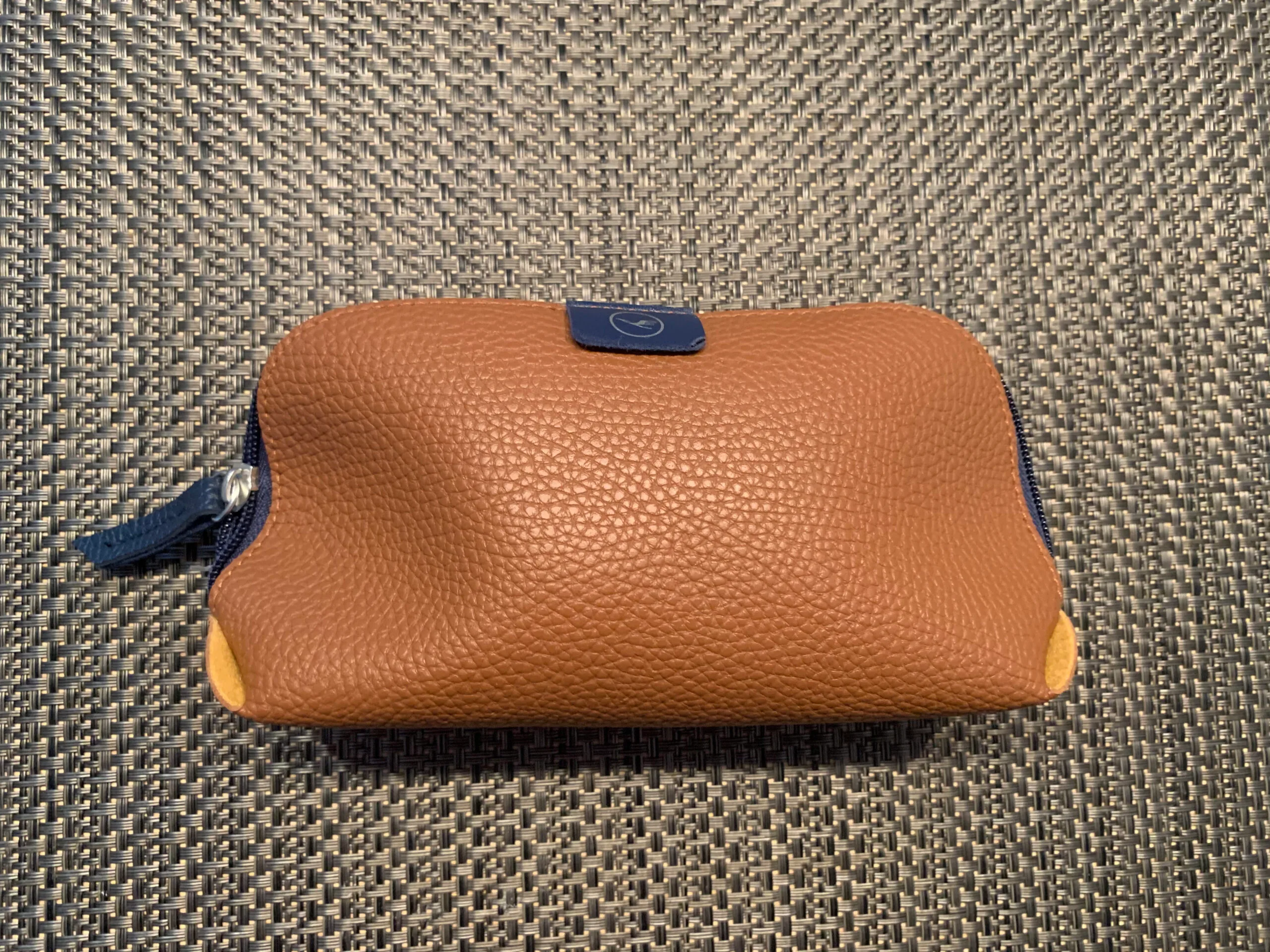 Braune Lederhülle des Lufthansa Business Class Amenity Kits