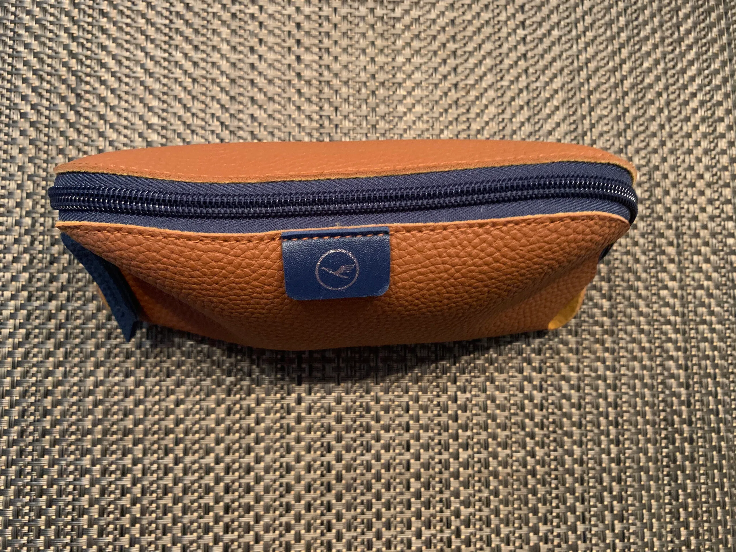 Lufthansa Amenity Kit Lederhülle von oben mit Markenemblem
