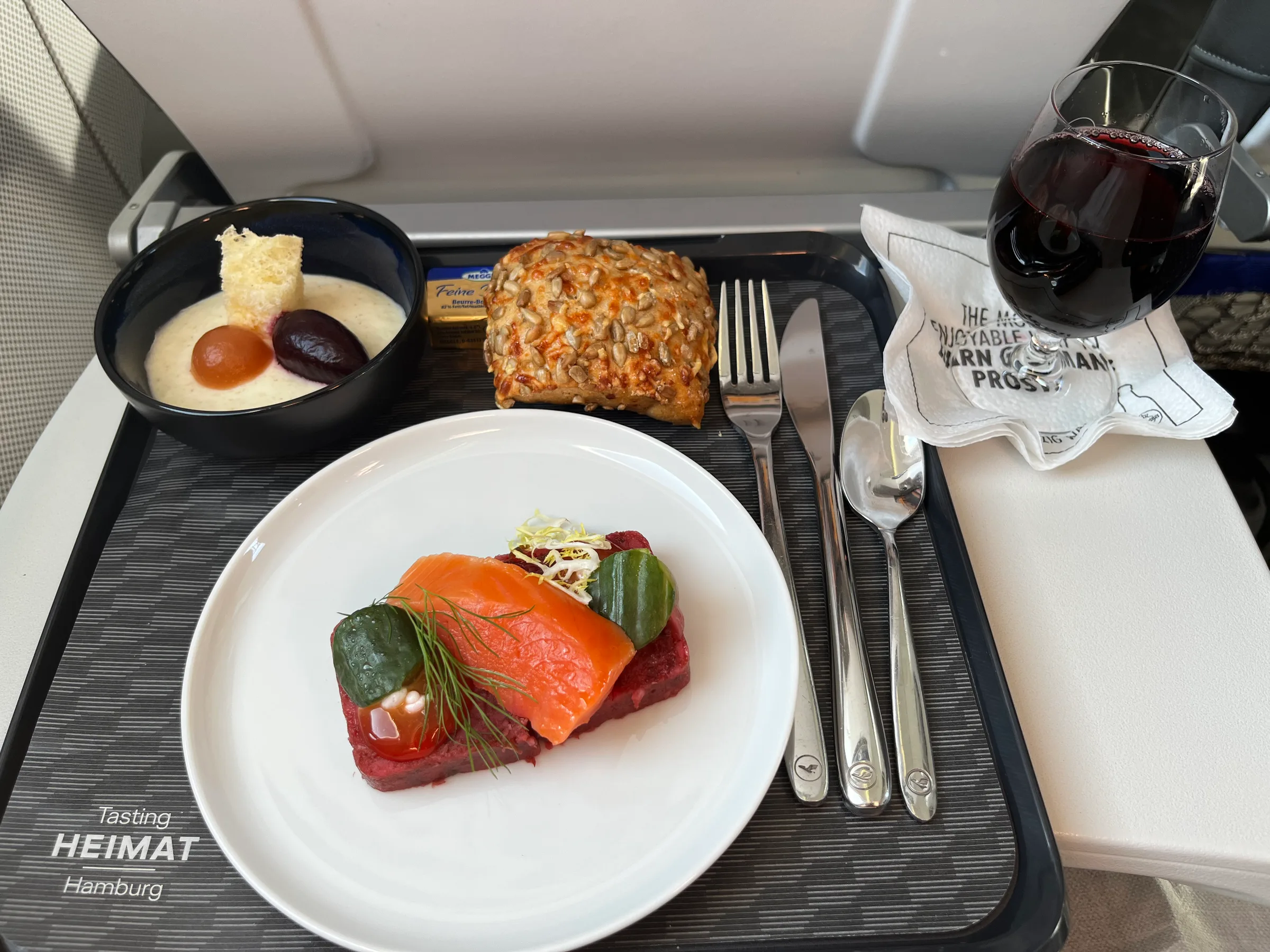 Business Class Speisekarte mit Salzgurken und Rotwein