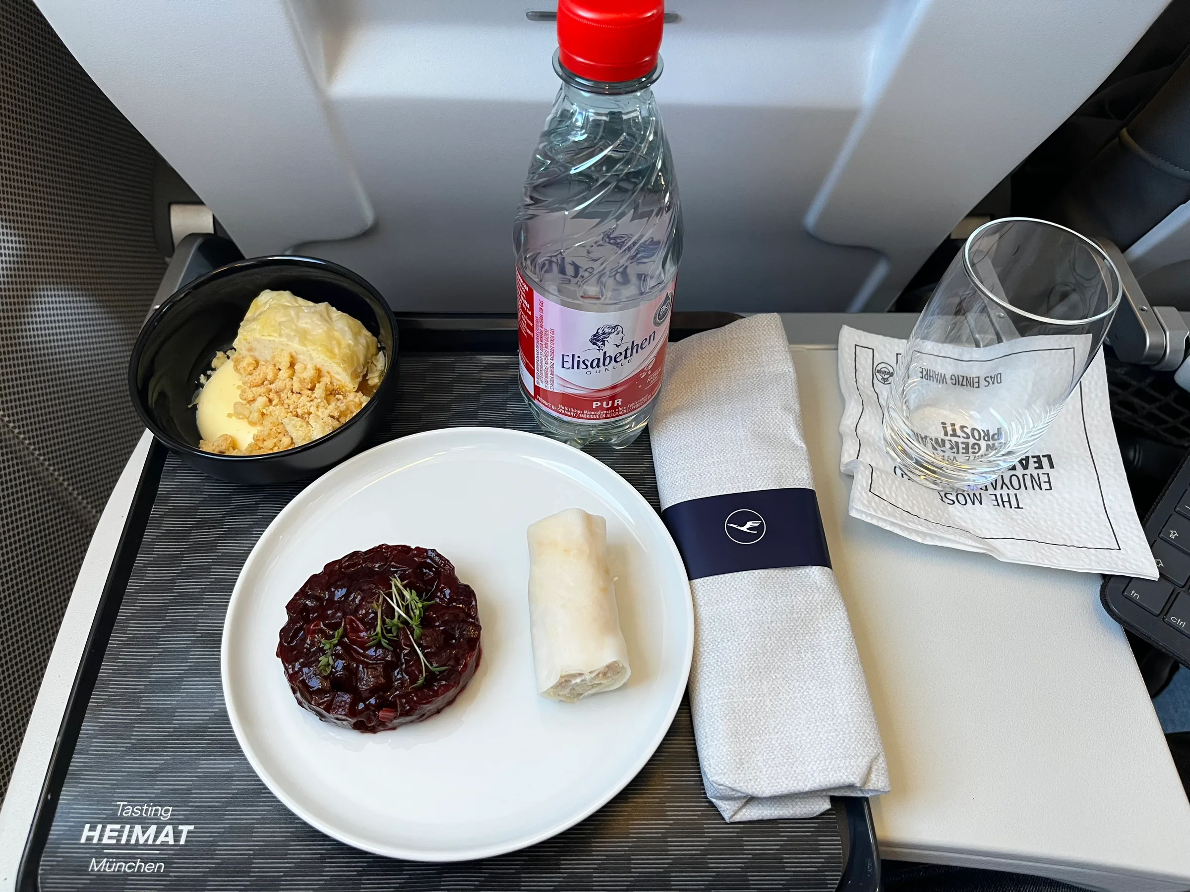 Business Class Speisekarte mit Dessert und Wasser