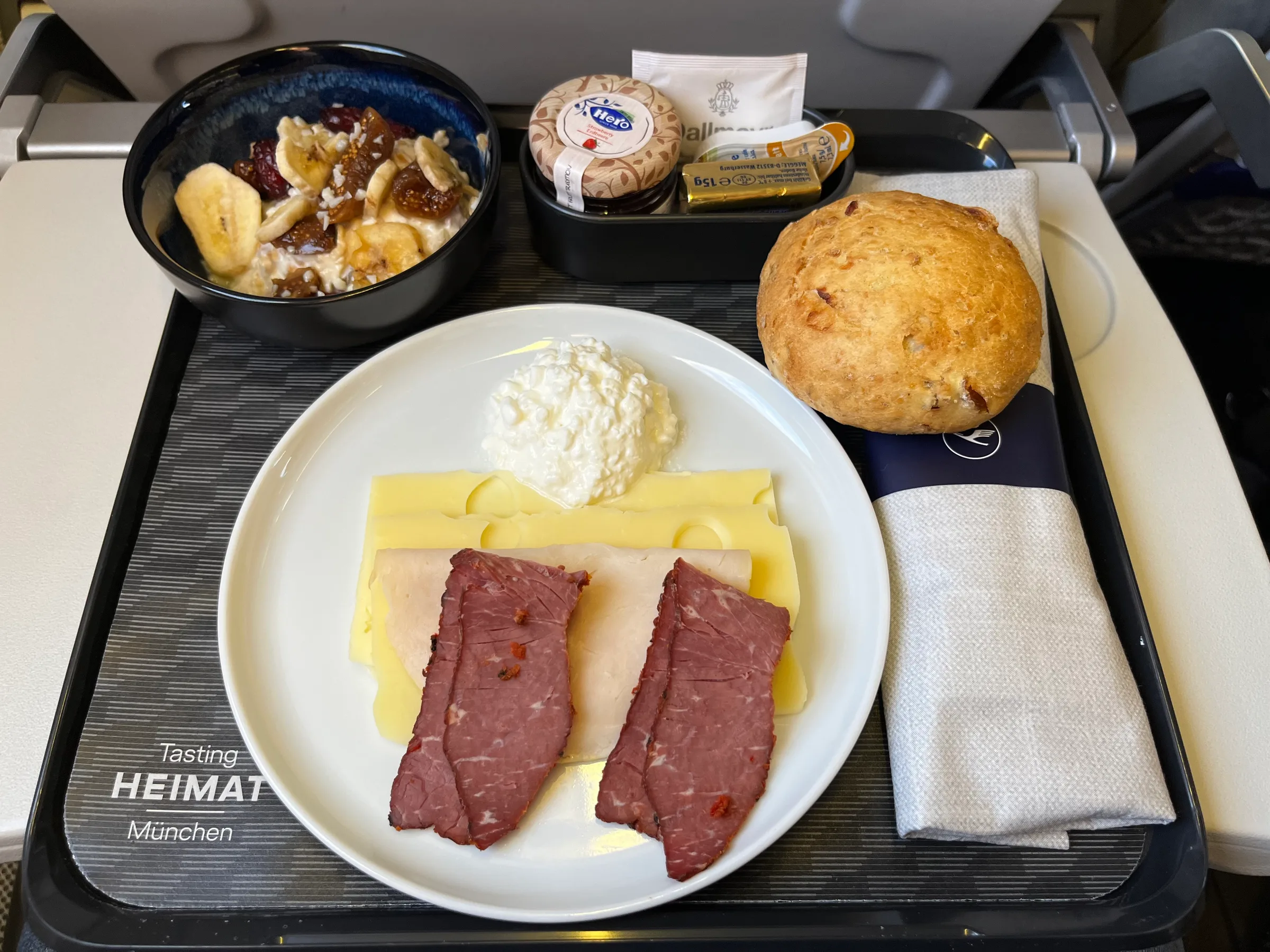 Business Class Frühstück mit Käse, Wurst und Brot auf Tablett