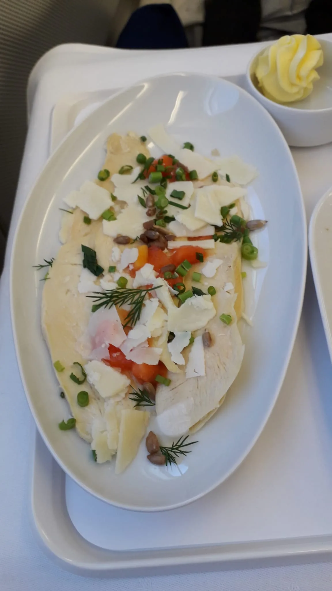 Gesalzene Käseplatte mit Tomaten und Kräutern auf Teller