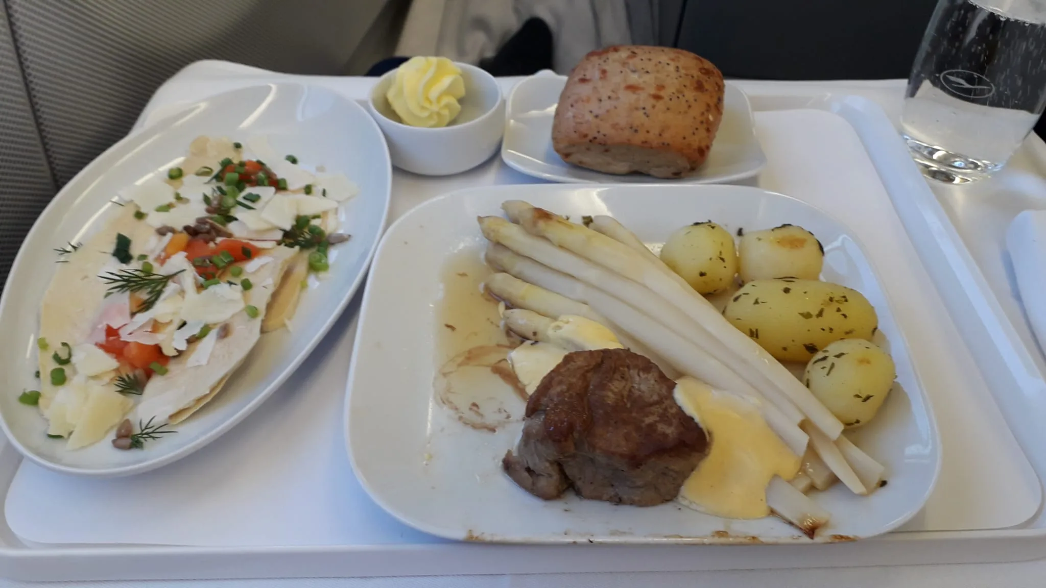 Geschäftsklasse Speisekarte mit Spargel und Kartoffeln
