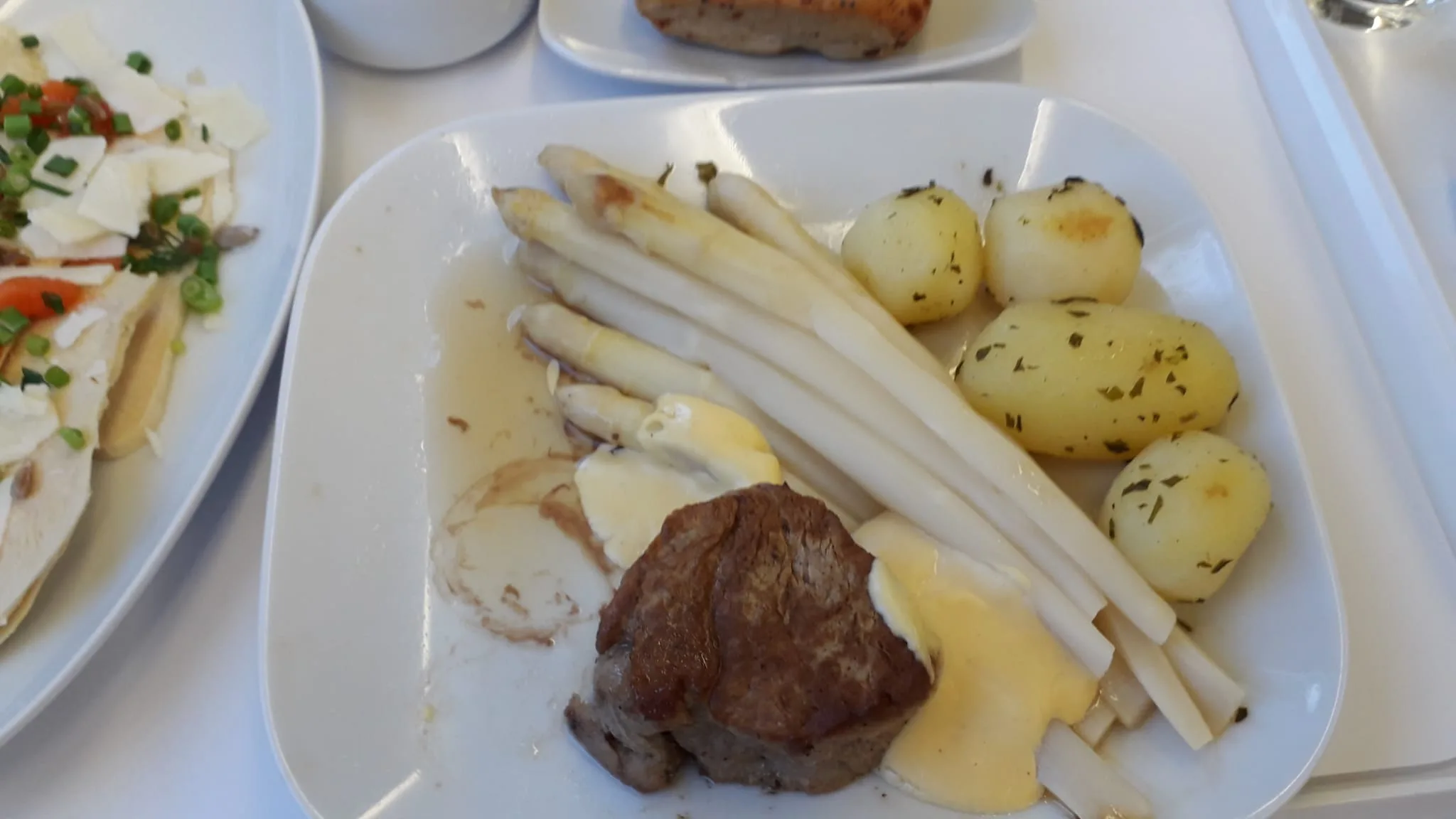 Geschäftsklasse Speise auf Teller mit Spargel und Kartoffeln