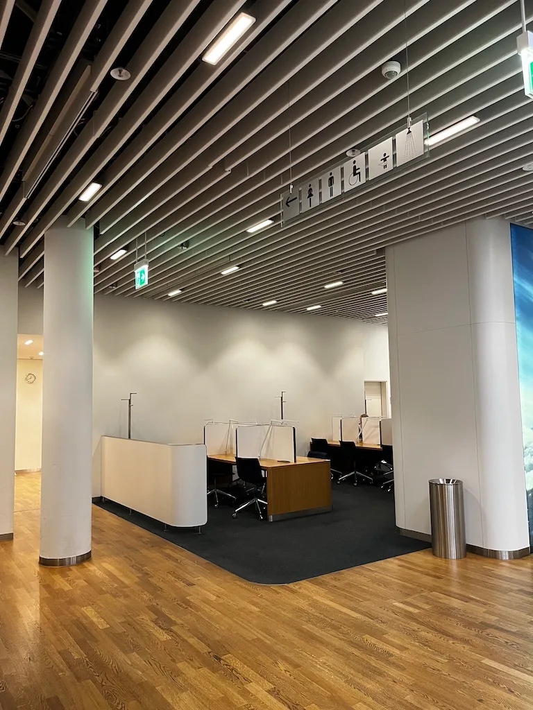 Business-Lounge mit Tischen und Sesseln