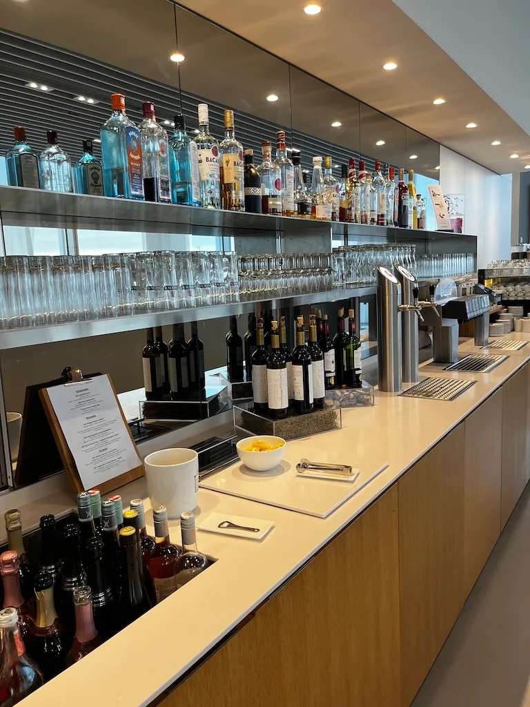 Bar mit Flaschen und Gläsern im Lufthansa Business Lounge München