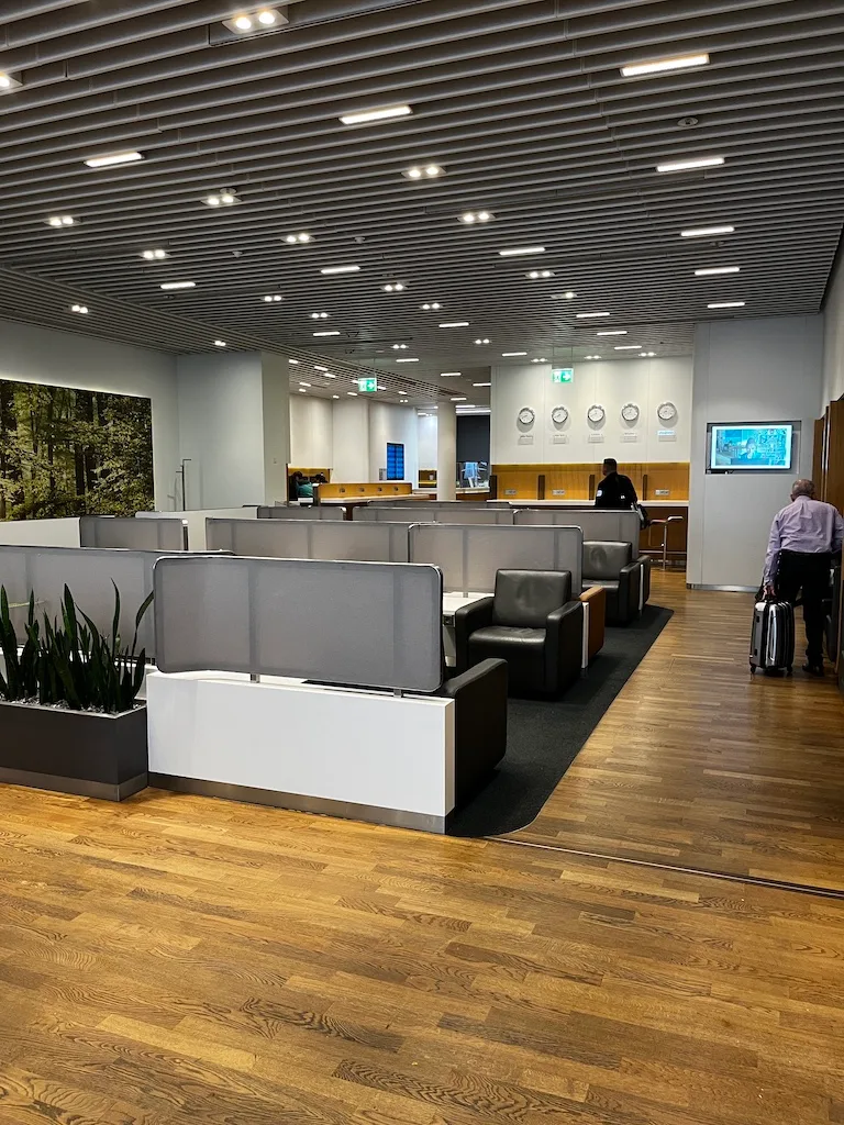 Business Lounge München MUC K11 mit Sitzplätzen und Trennwänden