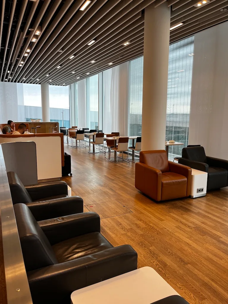 Business Lounge München MUC K11 mit Sitzgelegenheiten und Tischen