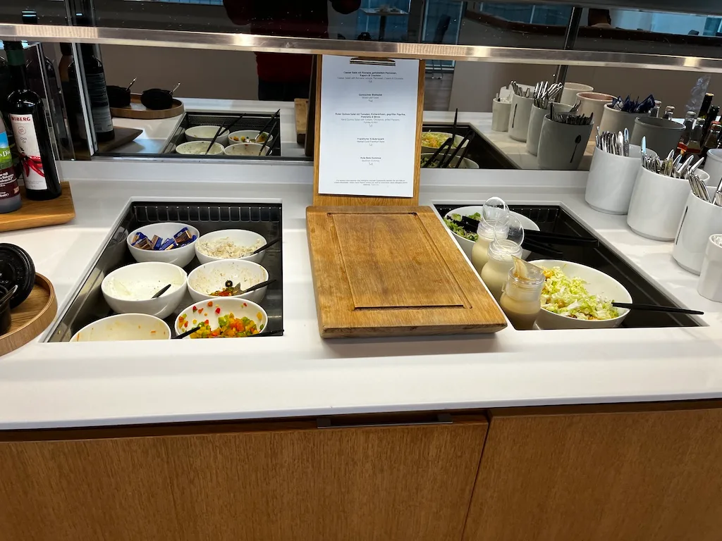 Lufthansa Business Lounge mit Salatbar und Menükarte