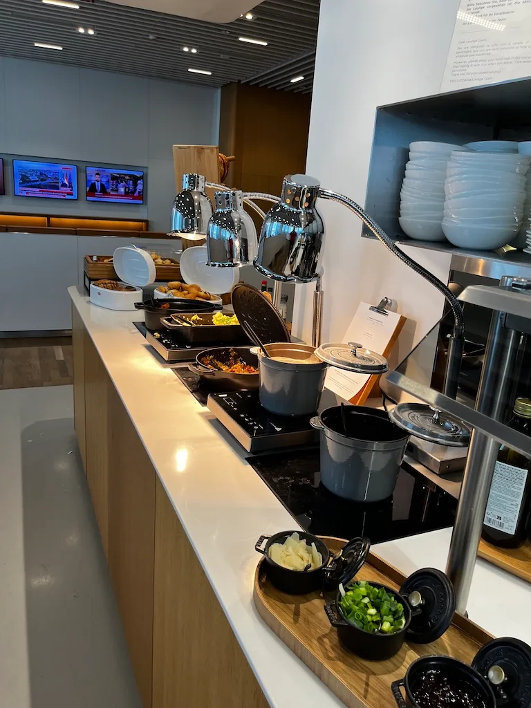 Gedeckter Buffet-Tisch mit Kochtopf und Lebensmitteln