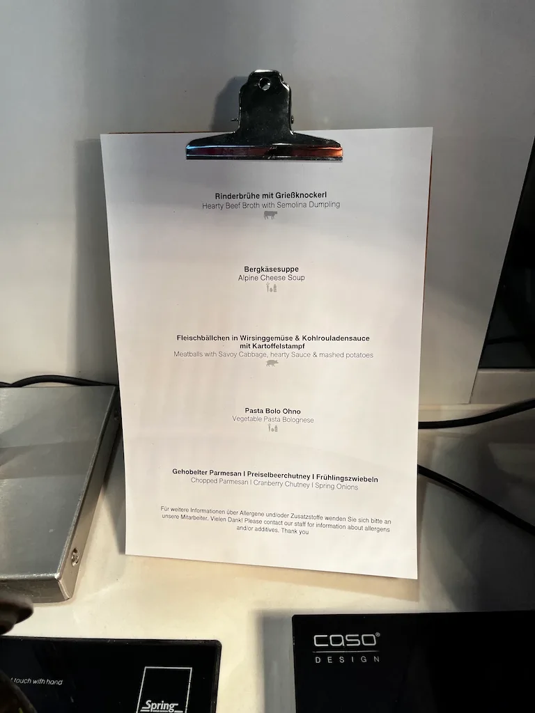 Speisekarte mit verschiedenen Gerichten auf einem Bügelhalter