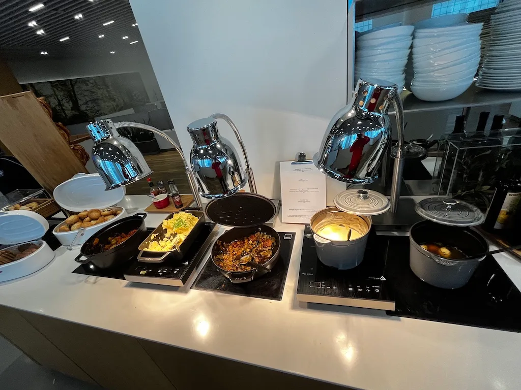 Frühstückstablett mit Kaffee und Waffeln auf einer modernen Lounge