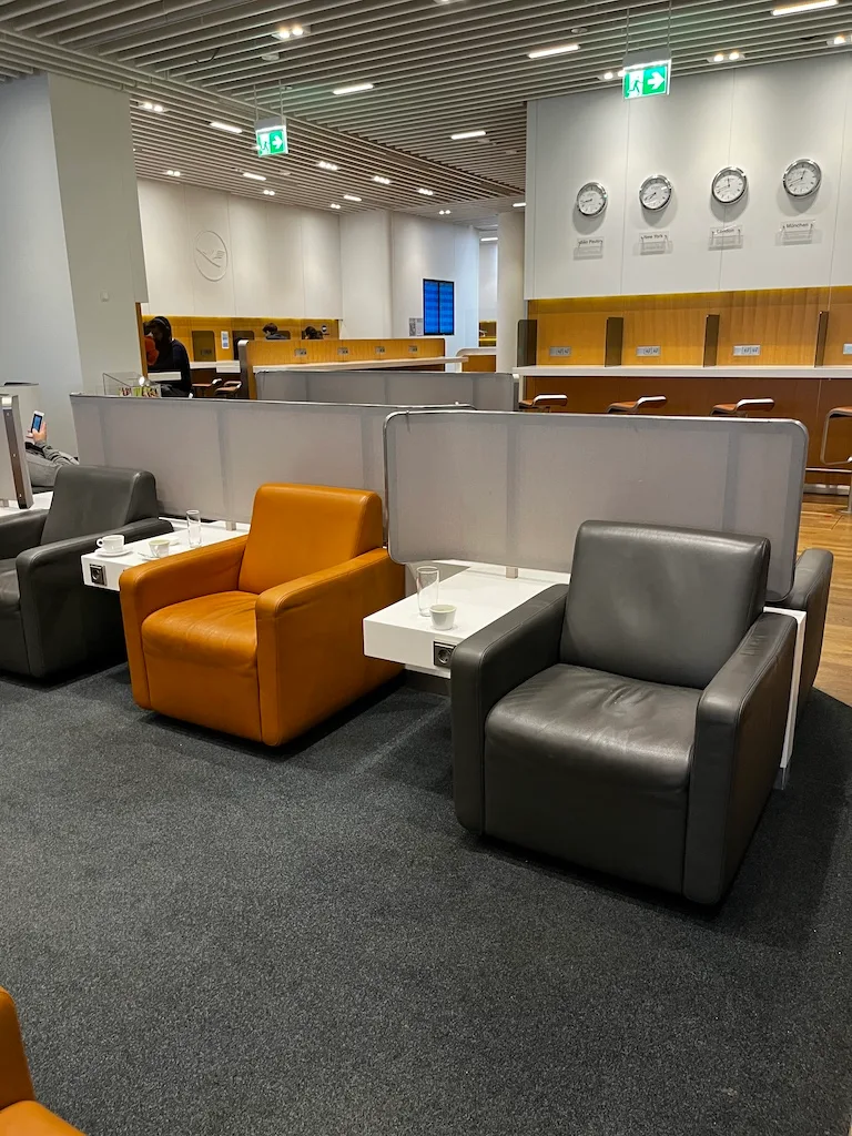 Business-Lounge-Sitzbereich mit Sesseln und Tischen