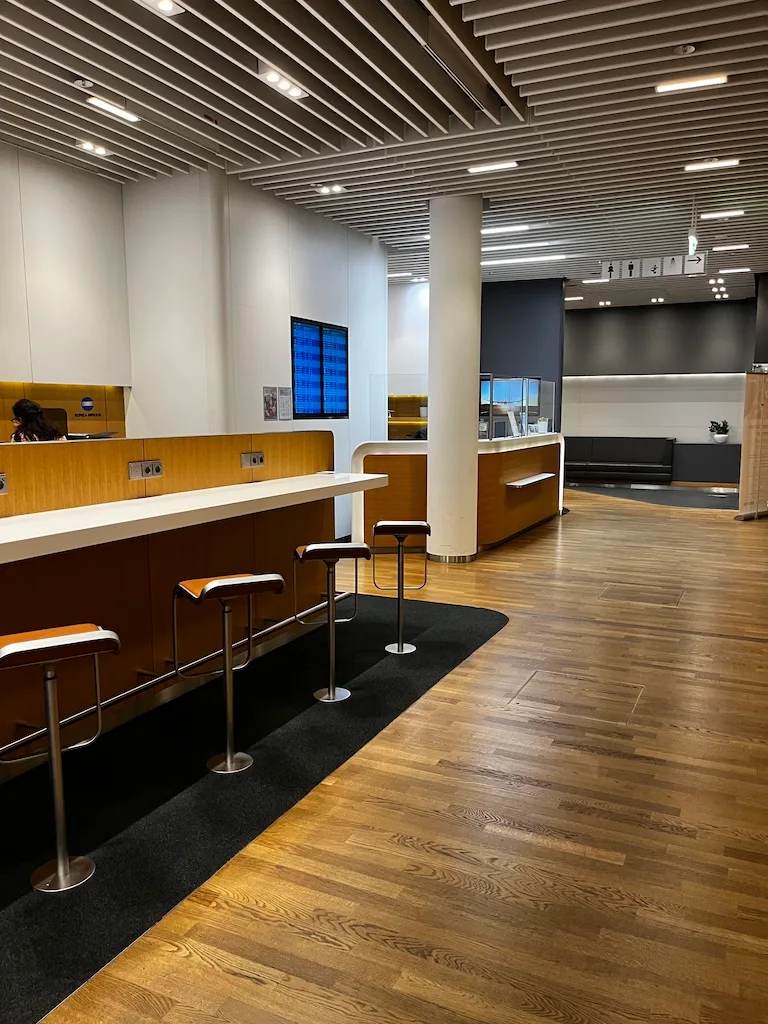 Business Lounge mit Barhockern und Holzboden