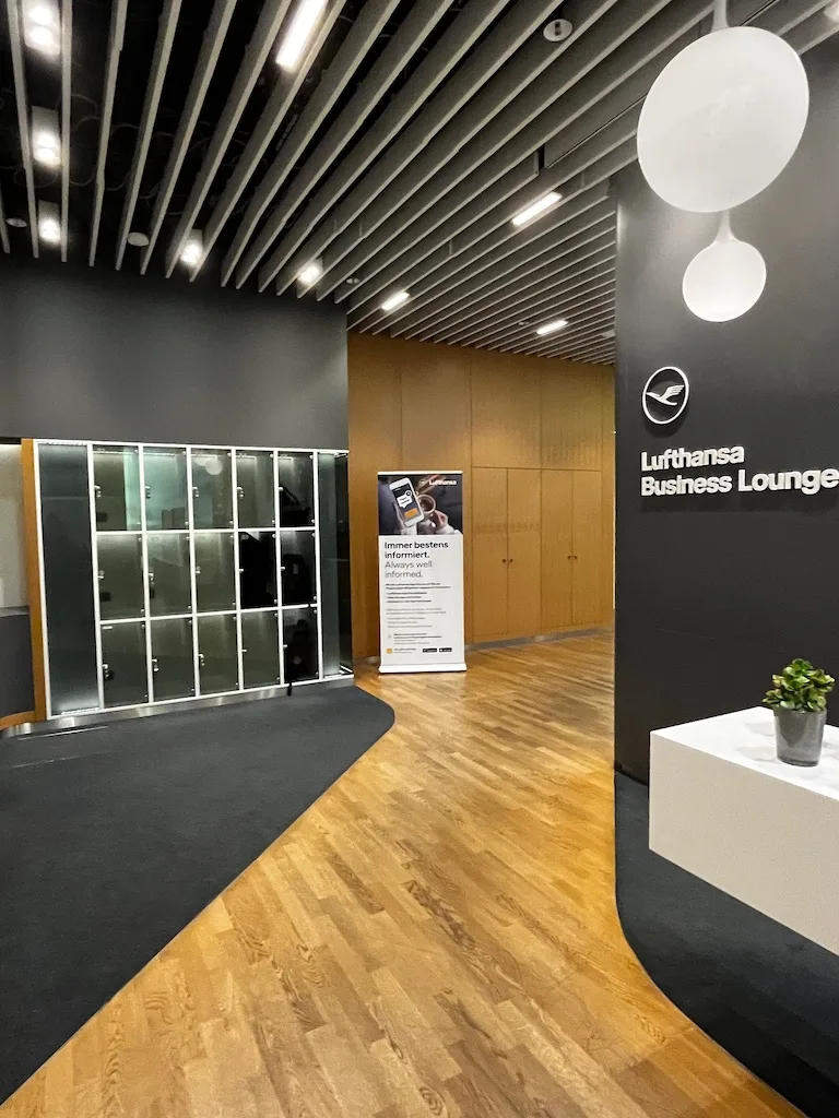 Lufthansa Business Lounge mit Sitzgelegenheiten und Pflanze