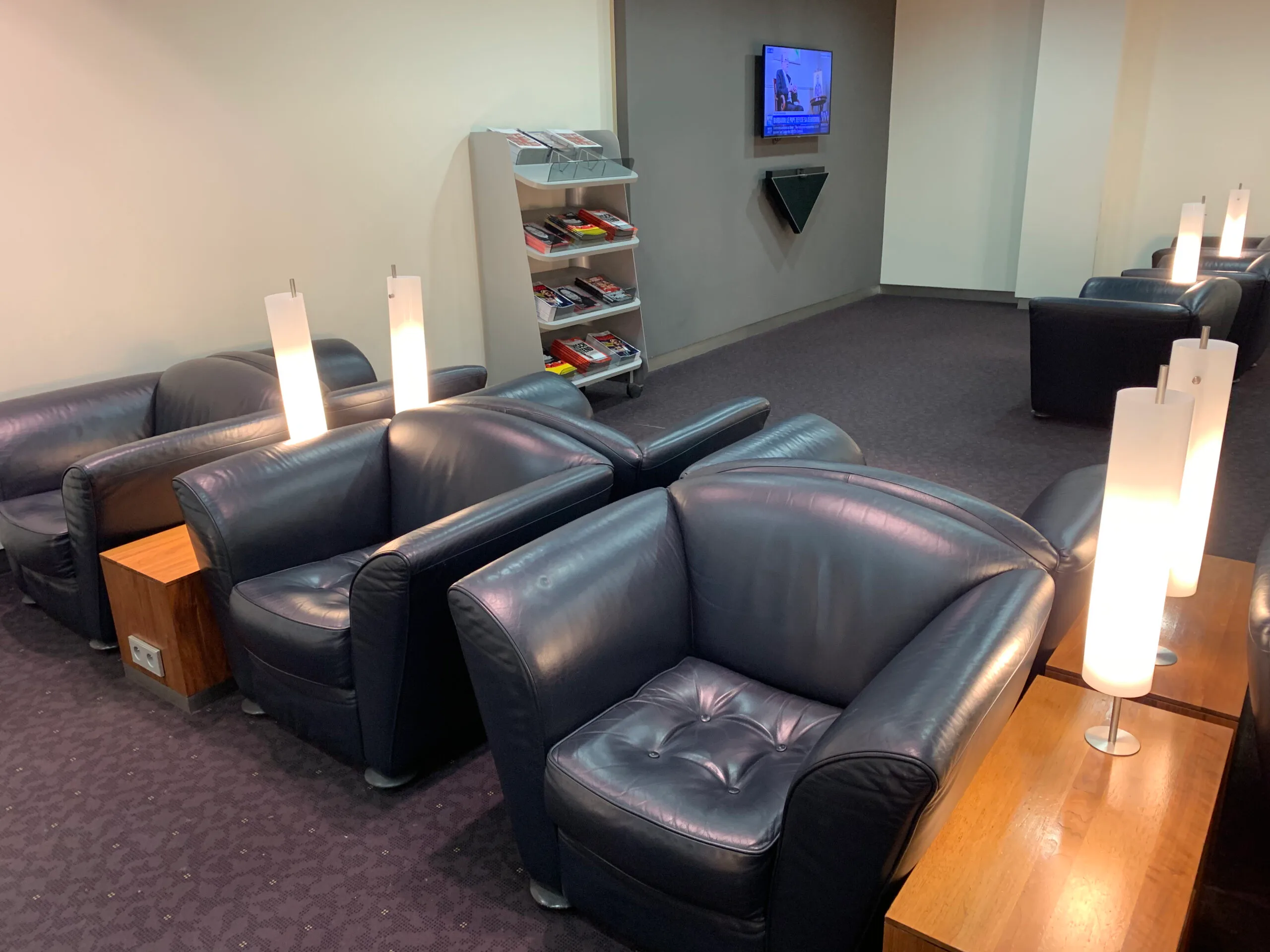 Lounge mit schwarzen Ledersesseln und Lesemagazinen