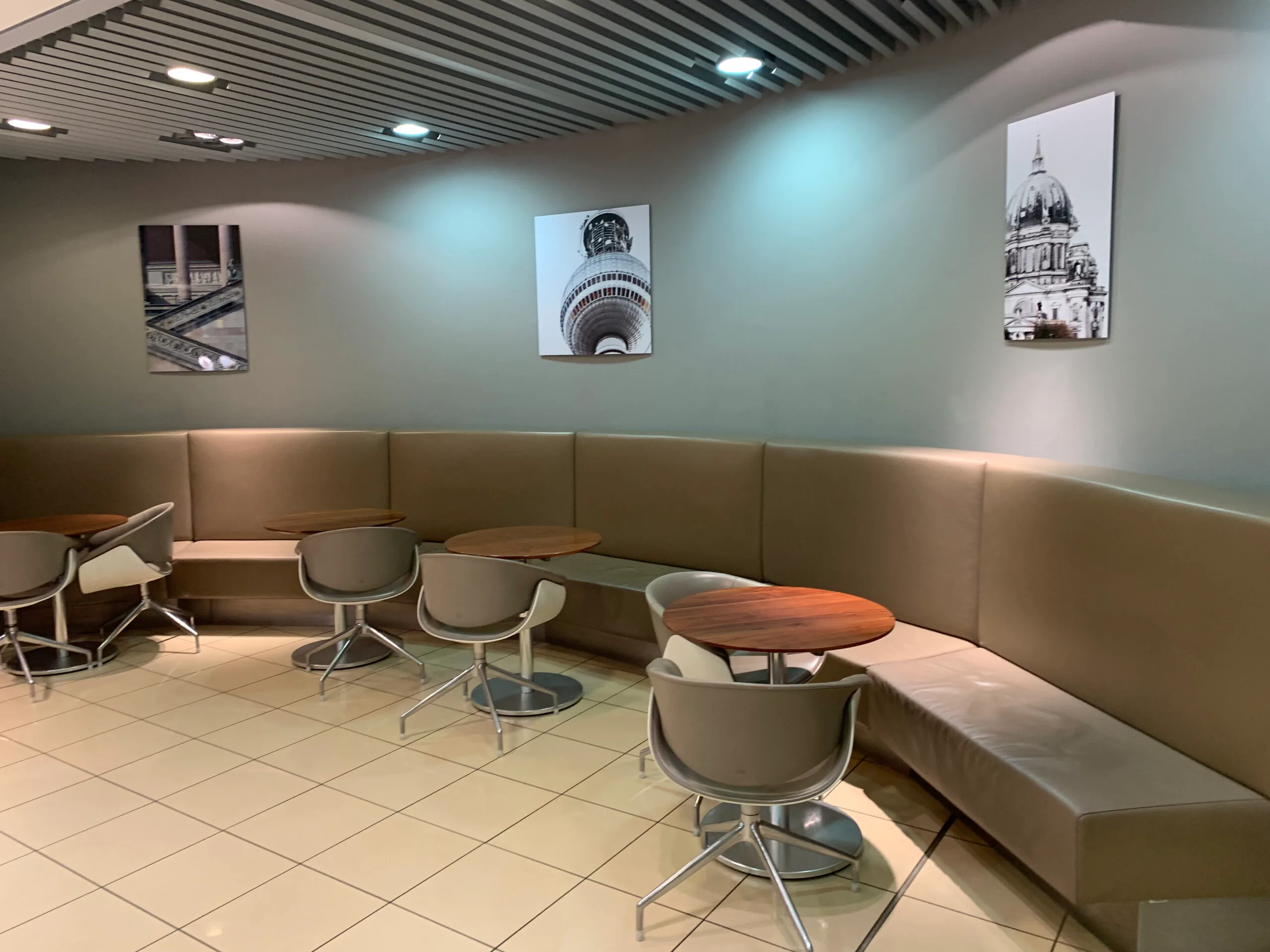 Loungebuffet mit Getränkekaraffen und Flaschen